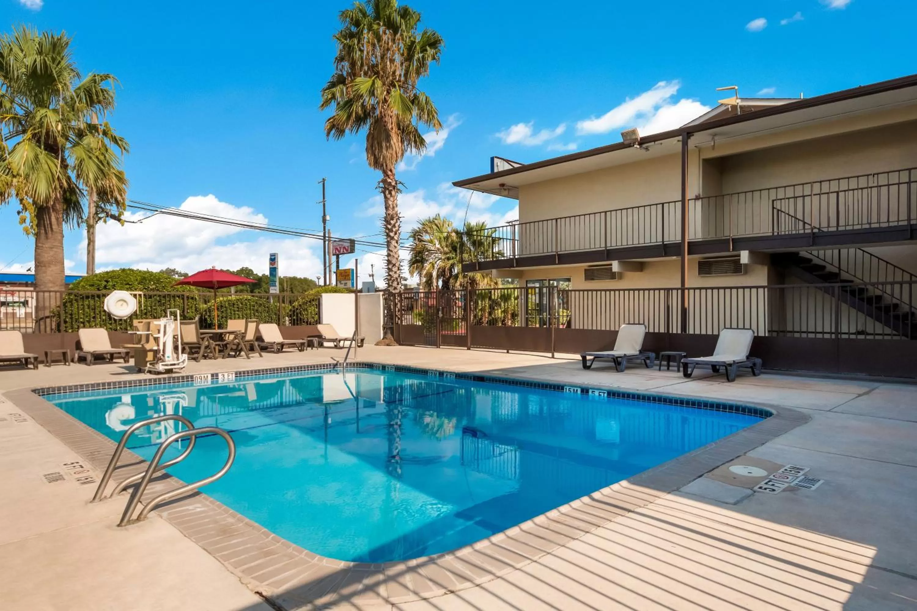 Swimming pool in Red Roof Inn San Antonio E - Frost Bank Center