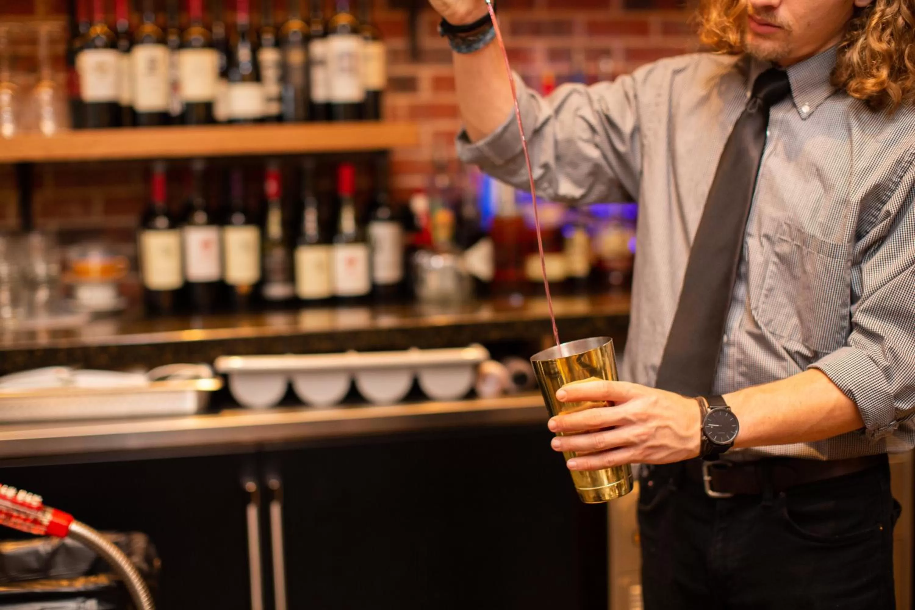 Lounge or bar in Hotel Indigo Hattiesburg by IHG