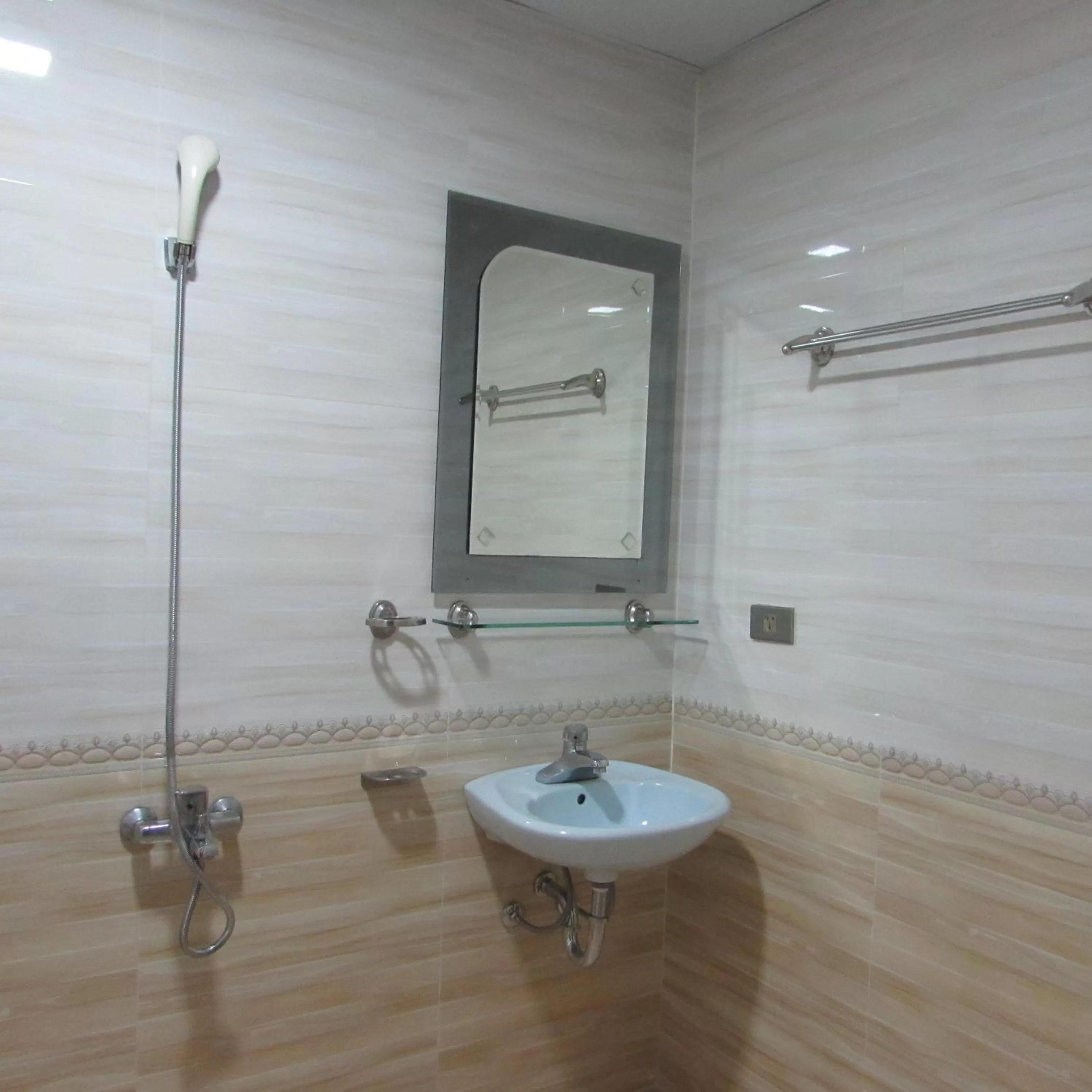 Bathroom in Viet Nhat Halong Hotel - Bai Chay