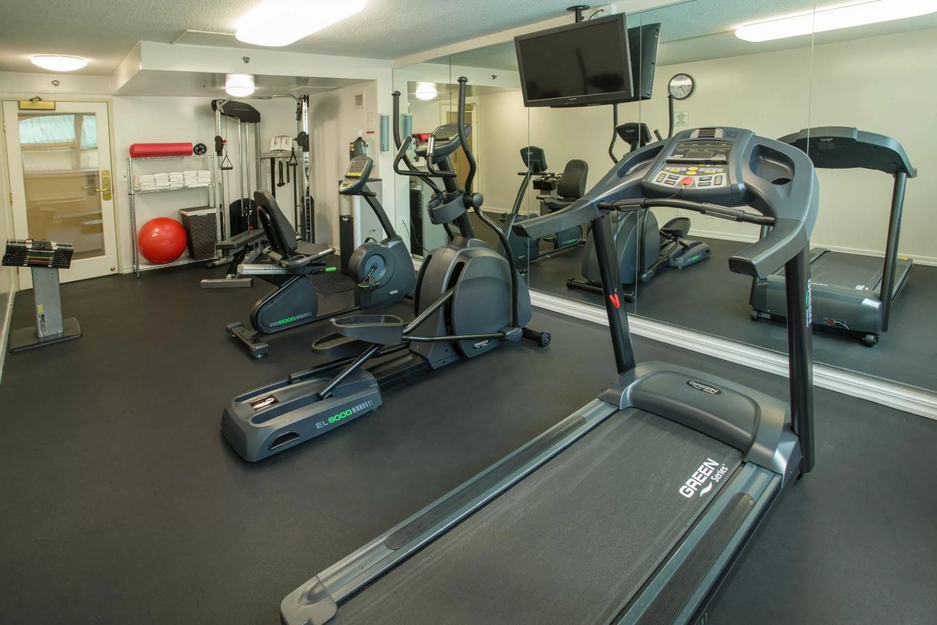 Fitness centre/facilities in Ramada Plaza by Wyndham Waikiki