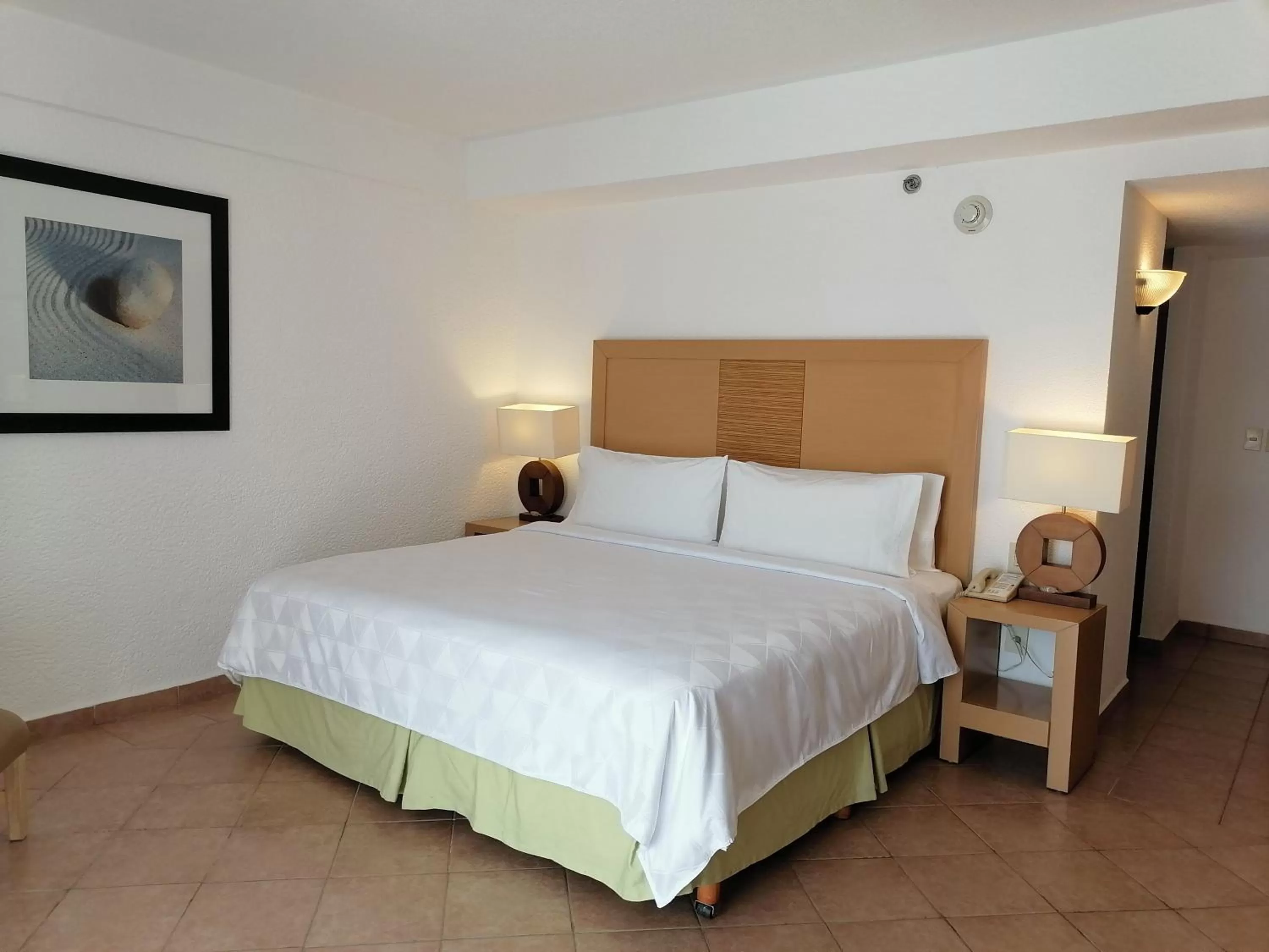 Photo of the whole room, Bed in Holiday Inn Resort Acapulco, an IHG Hotel