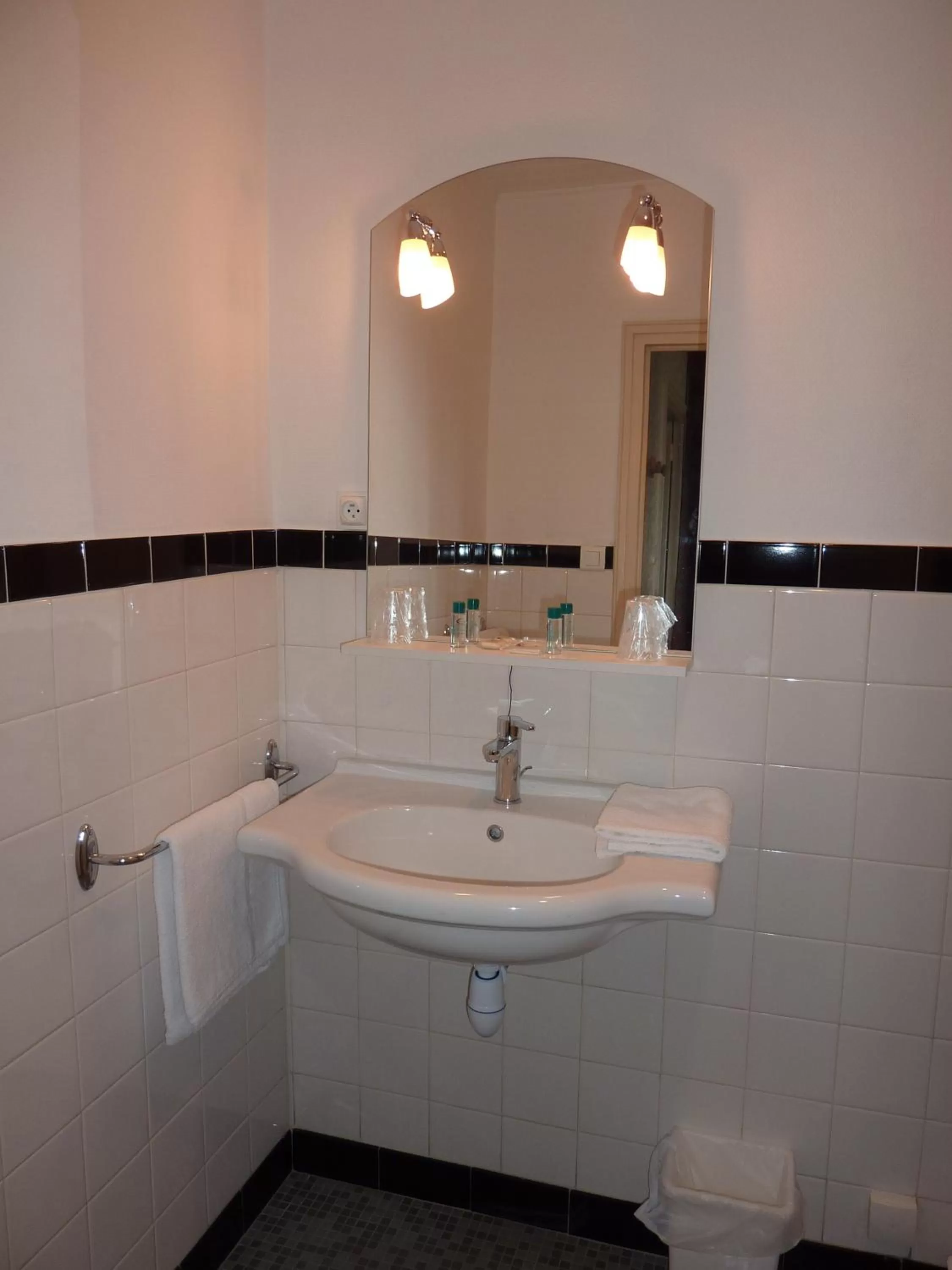 Shower, Bathroom in Les Jardins du Forez