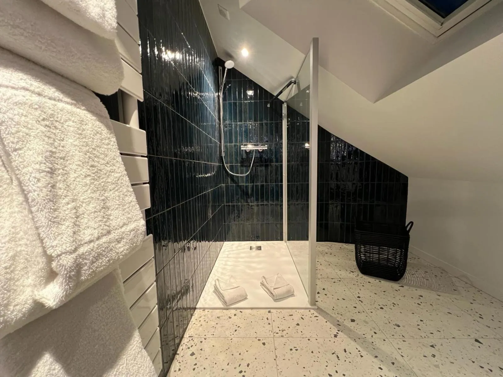 Shower in Hôtel du Château Dinan - Originals Boutique