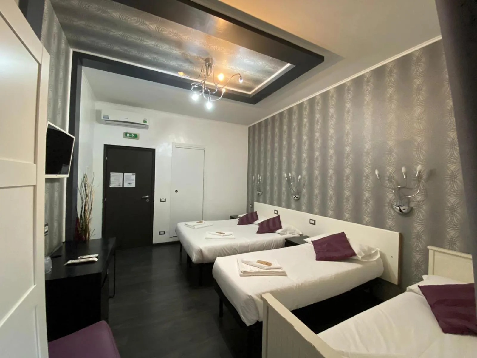 Photo of the whole room, Bed in The Place In Rome Guest House