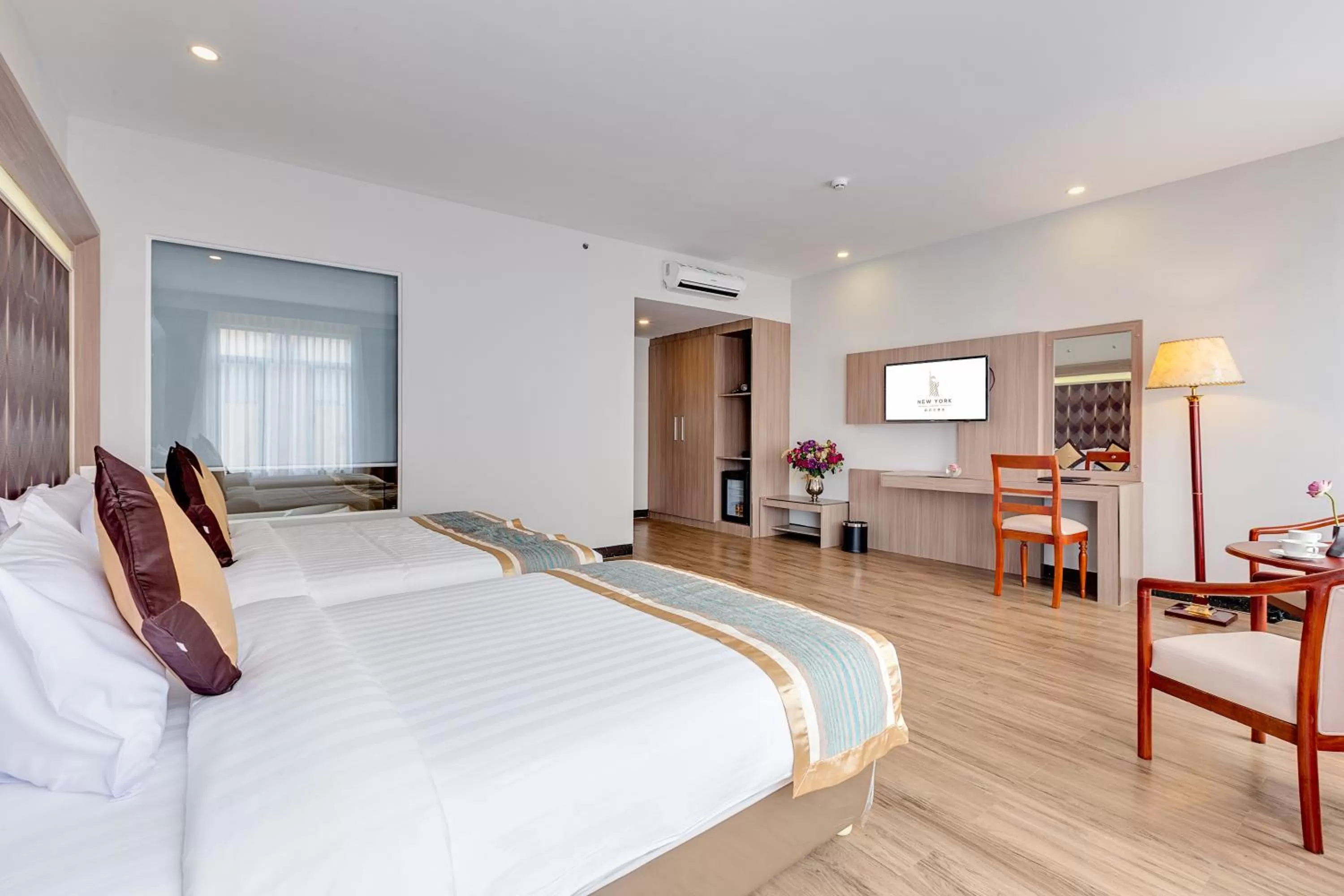 Seating area, Bed in New York Hotel