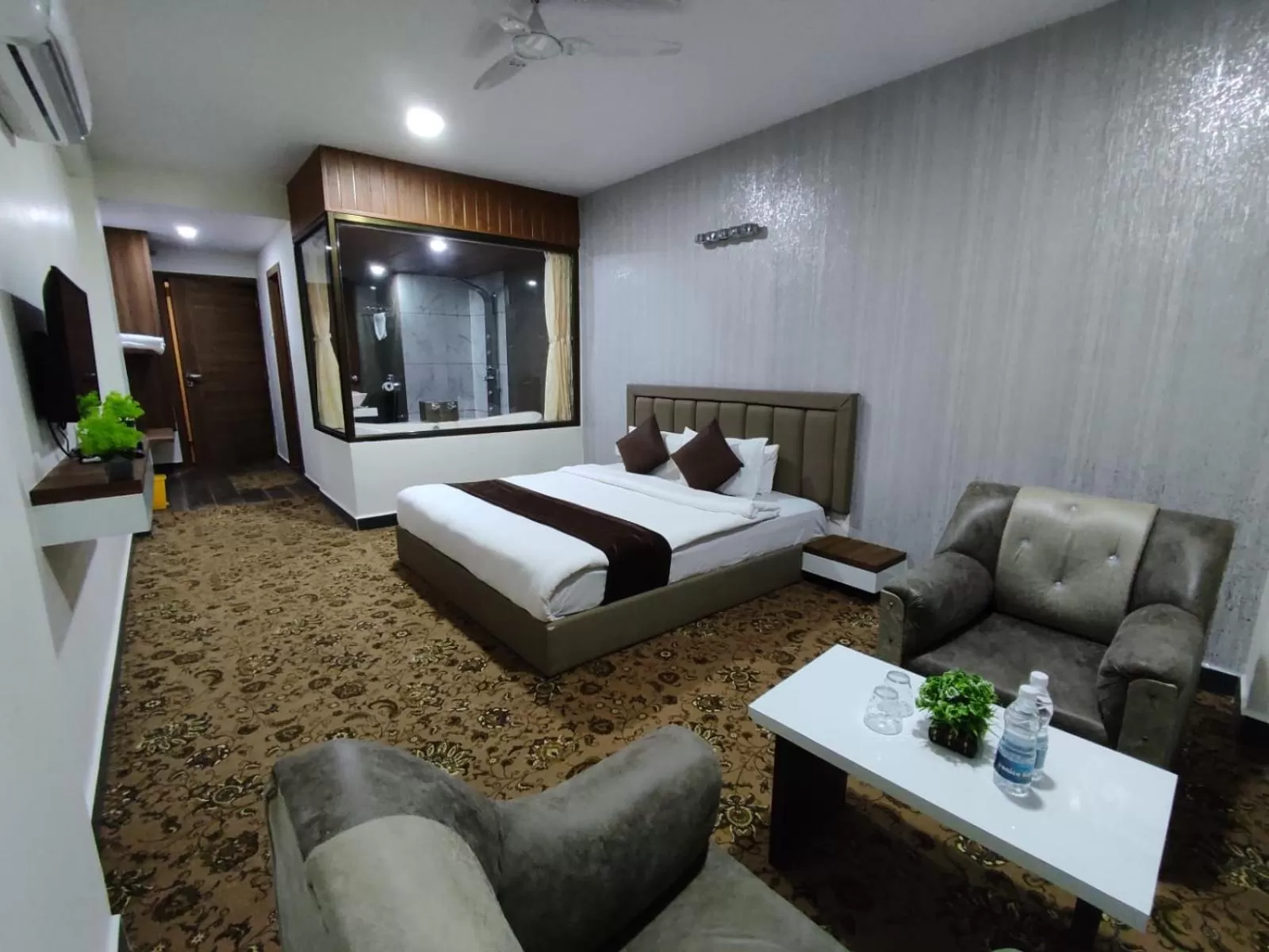Photo of the whole room, Bed in Hotel Jurkis, Kolhapur