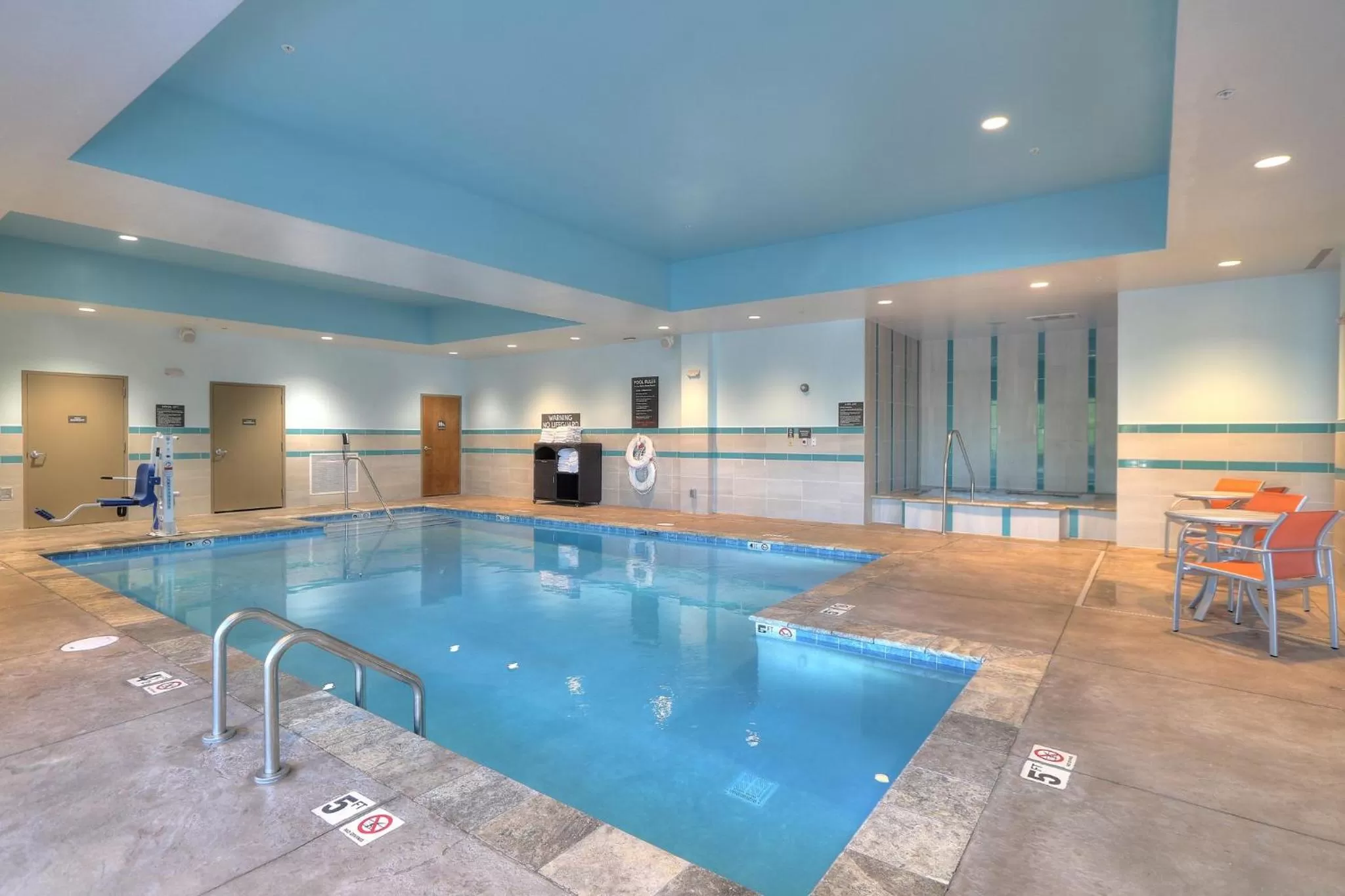 Swimming pool in Holiday Inn & Suites Pigeon Forge Convention Center by IHG