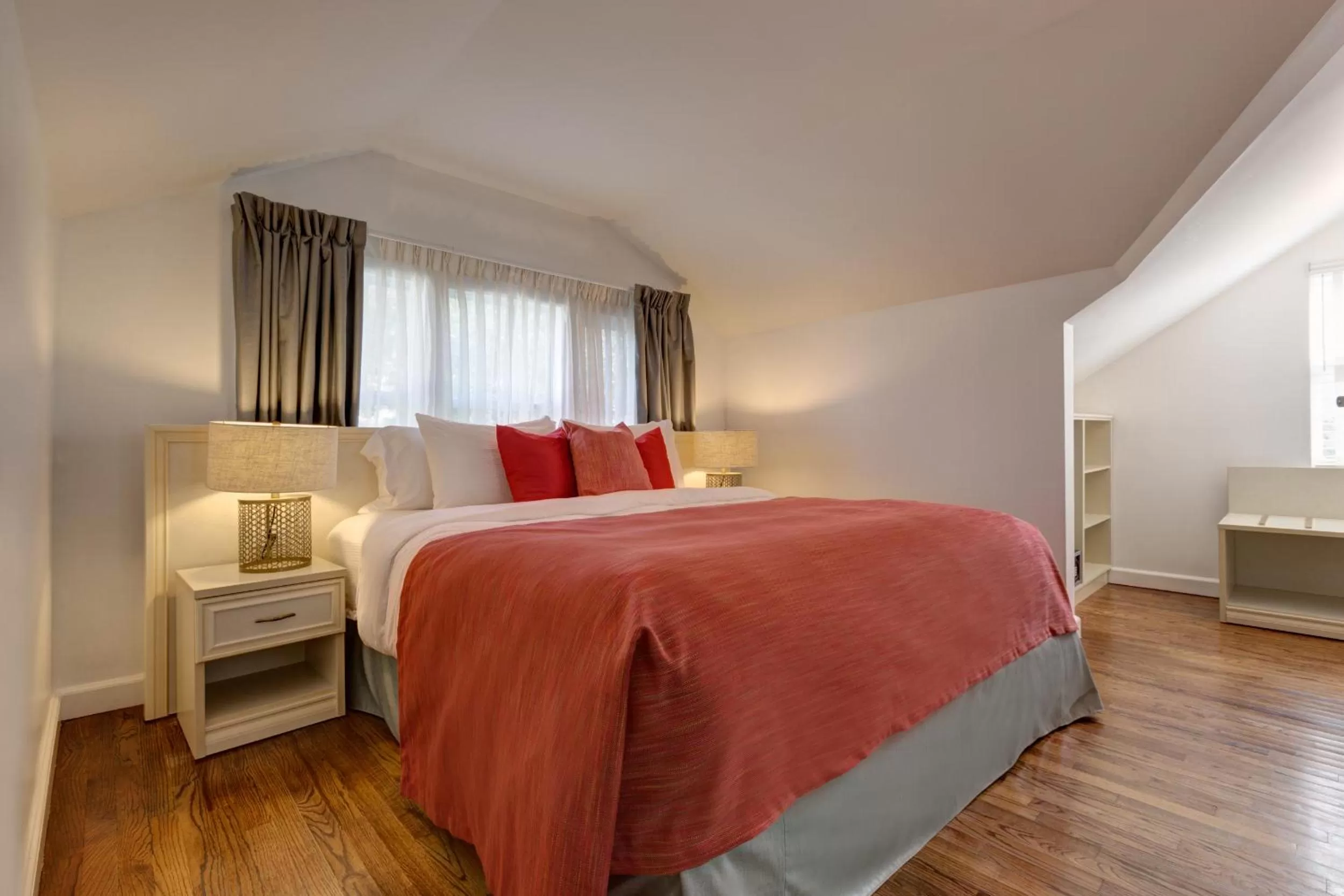 Photo of the whole room in Villa Italia South Beach