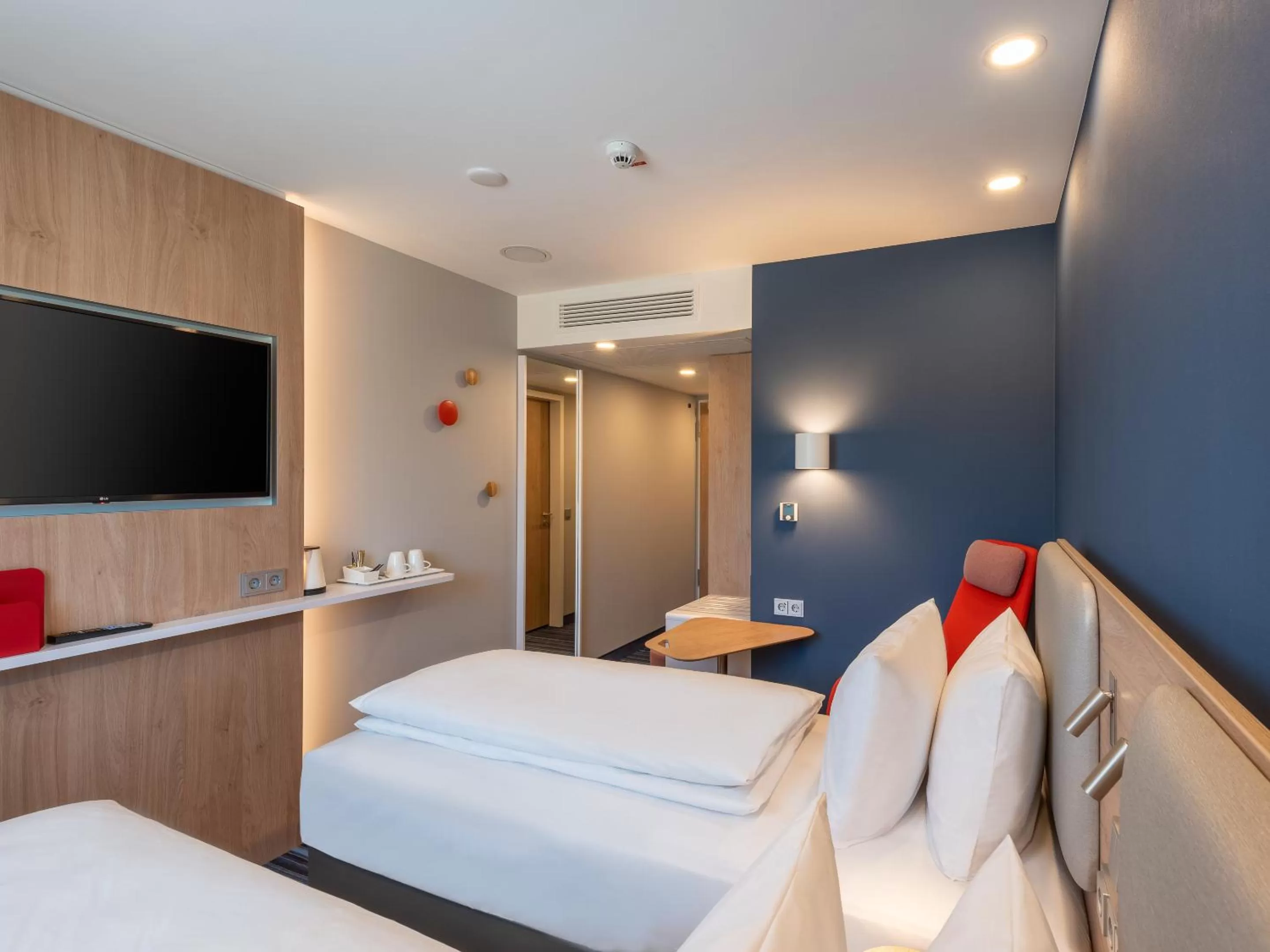 TV and multimedia, Bed in Holiday Inn Express - Hamburg South A7-AS42 by IHG