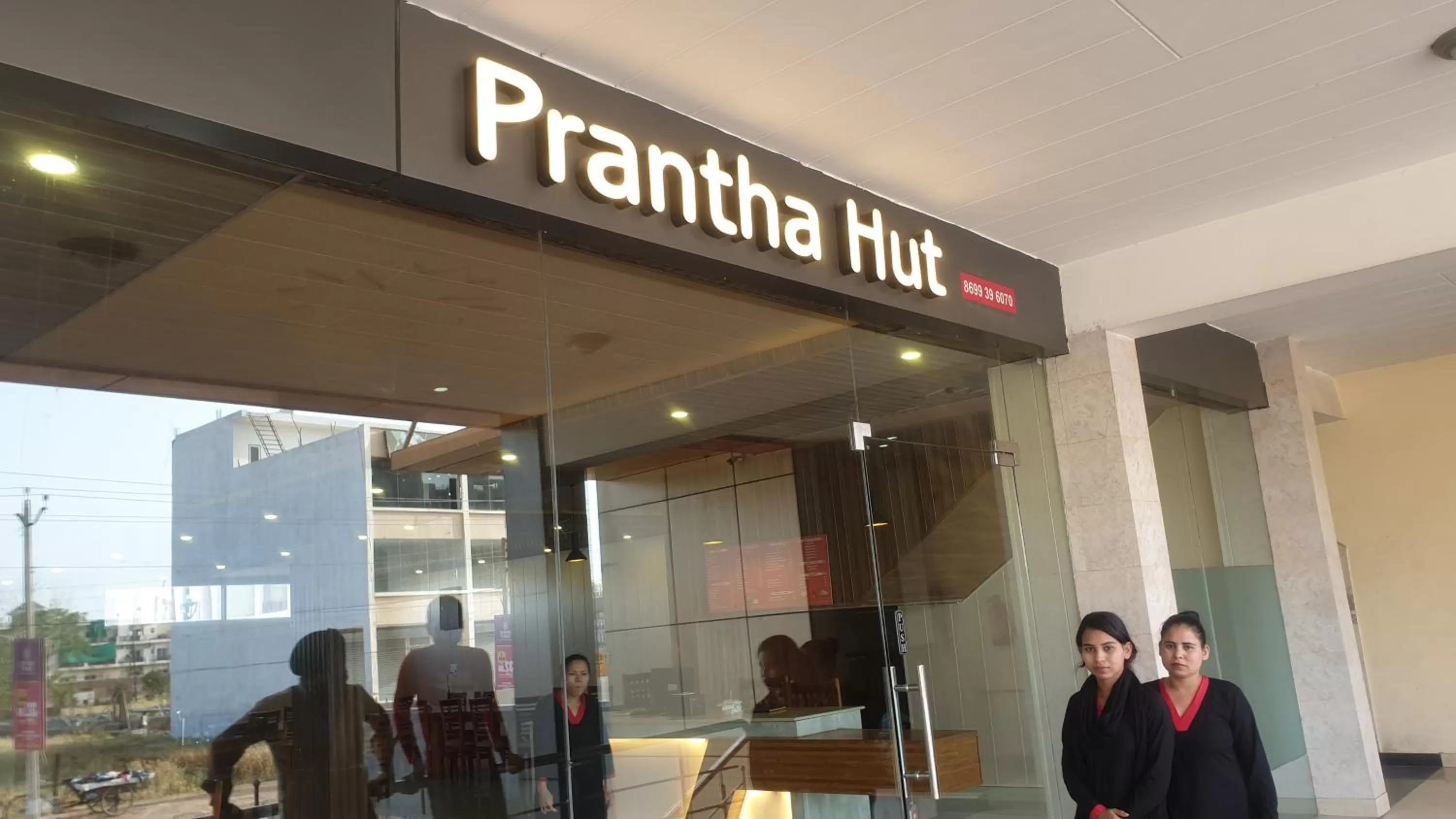 Restaurant/places to eat in Maple Leaf Hotel