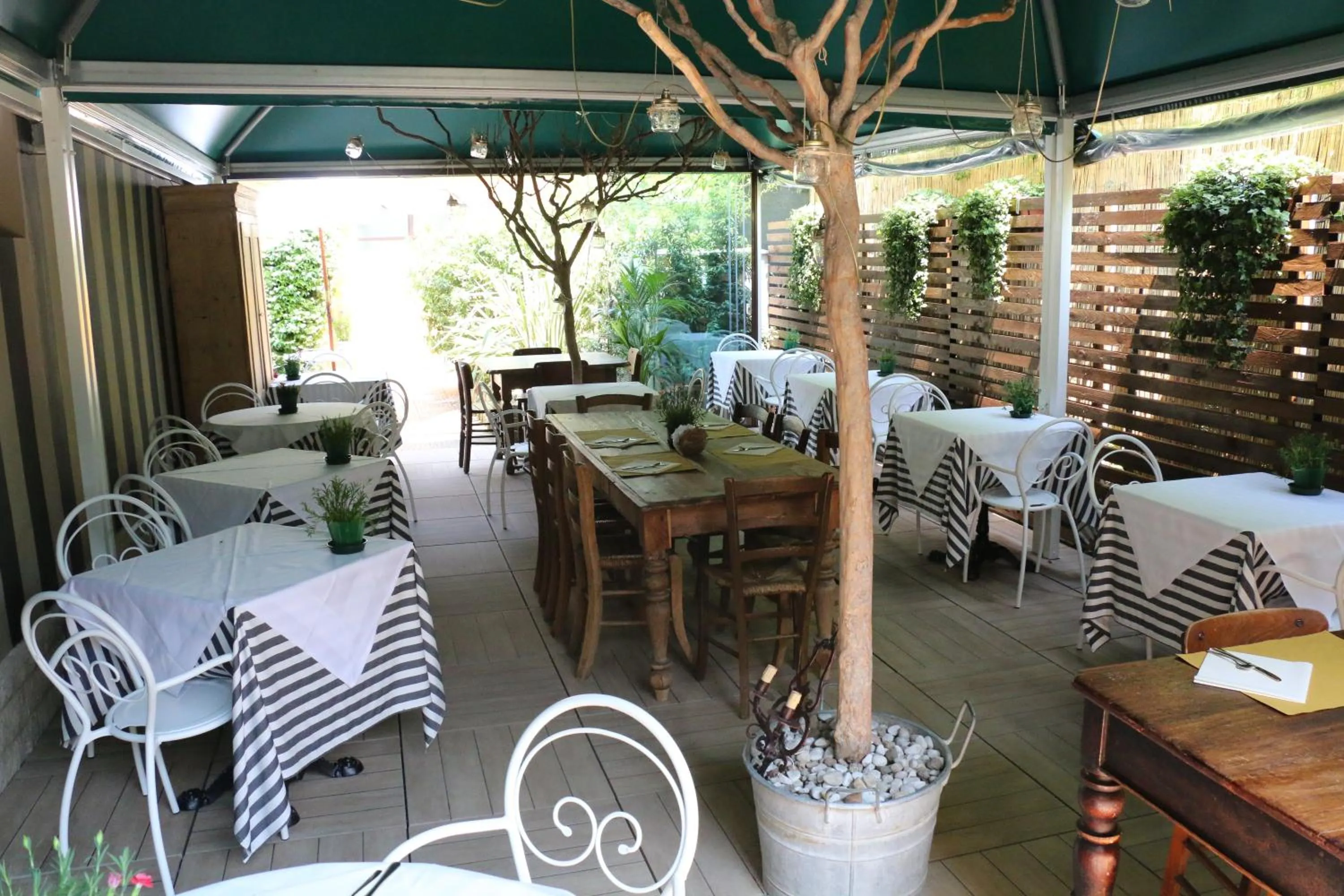 Restaurant/places to eat in Hotel Bardolino