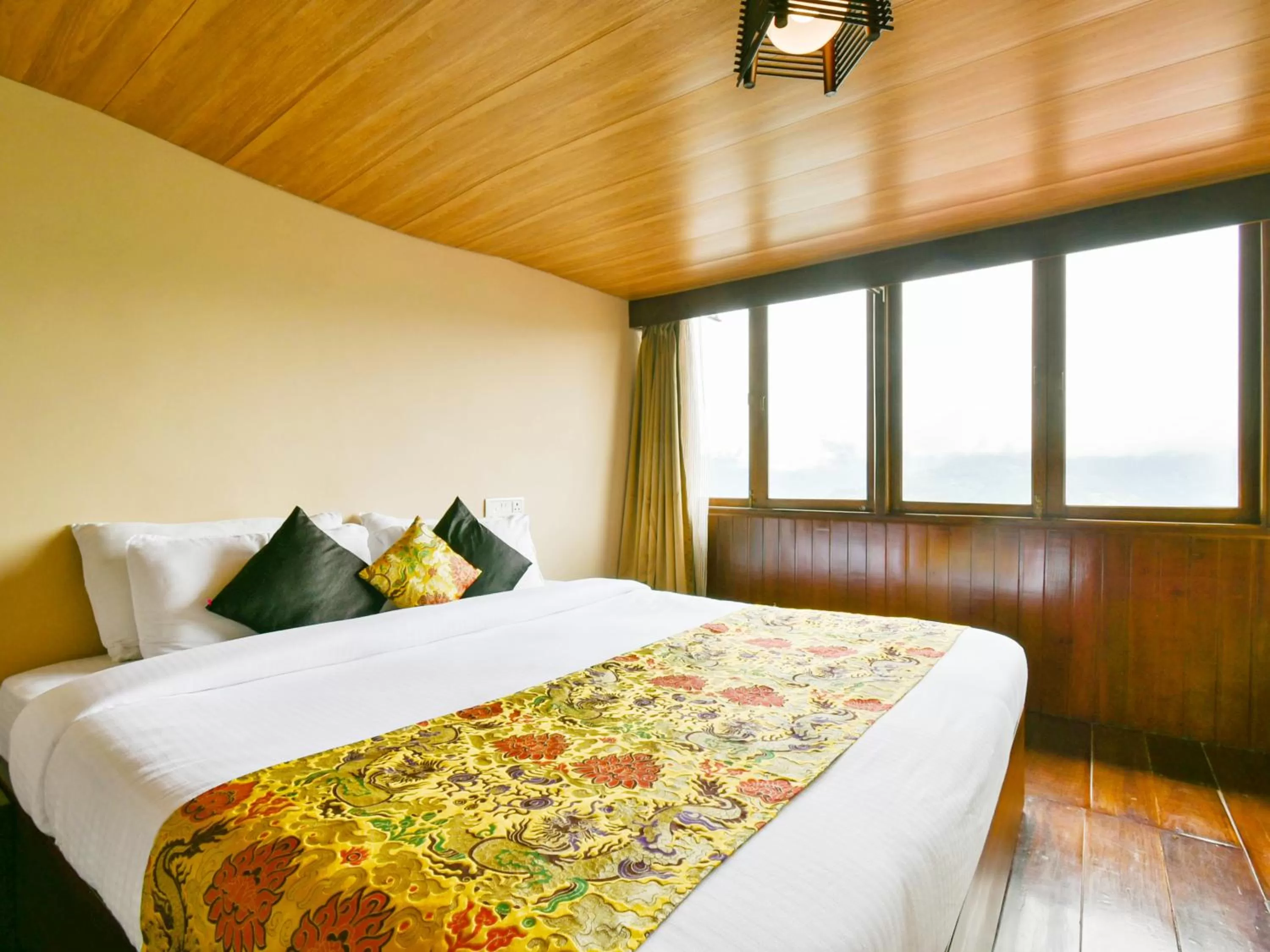 Bed in Muscatel Delamare - 200 Mts from MG Marg