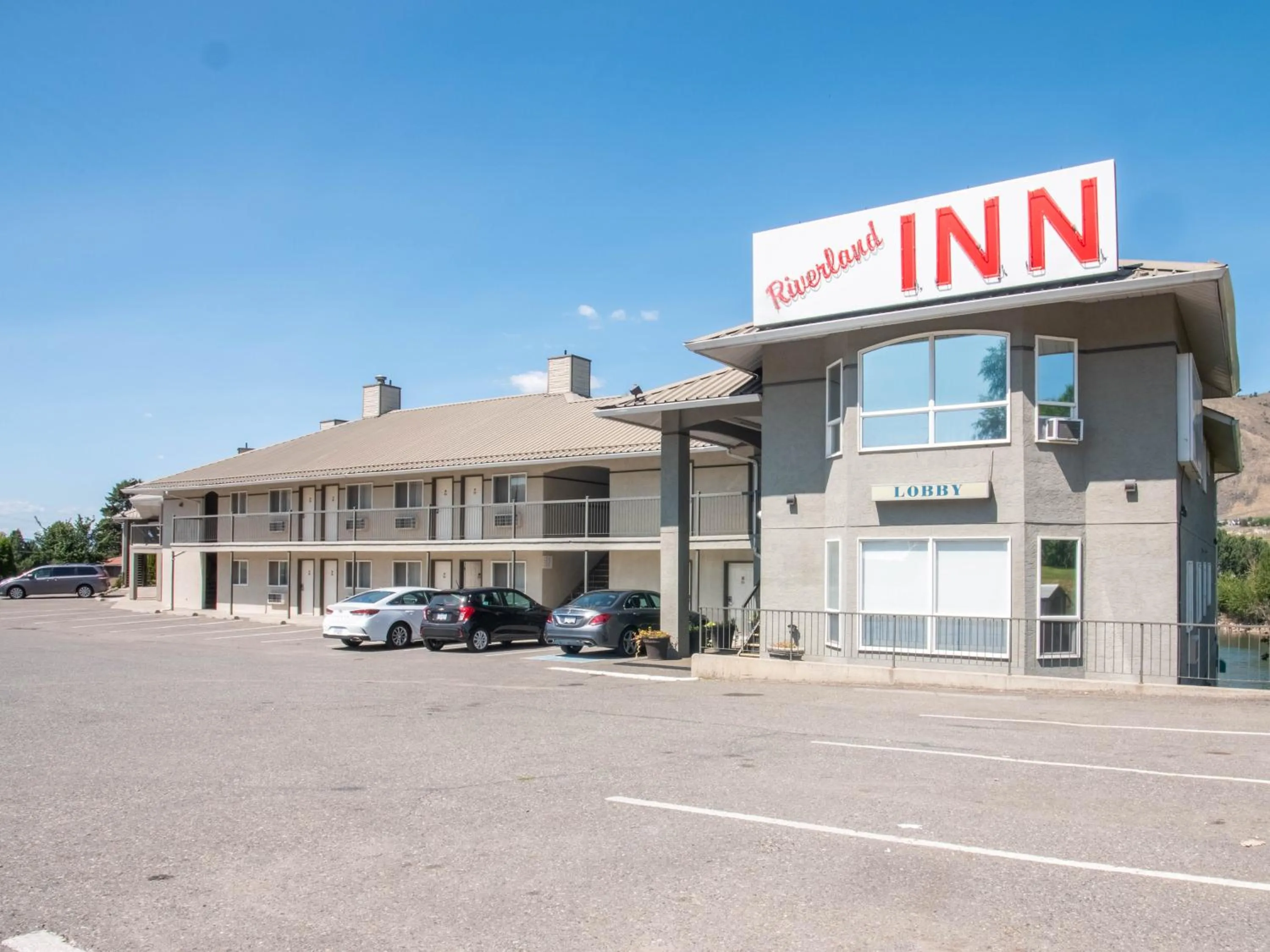 Riverland Inn & Suites
