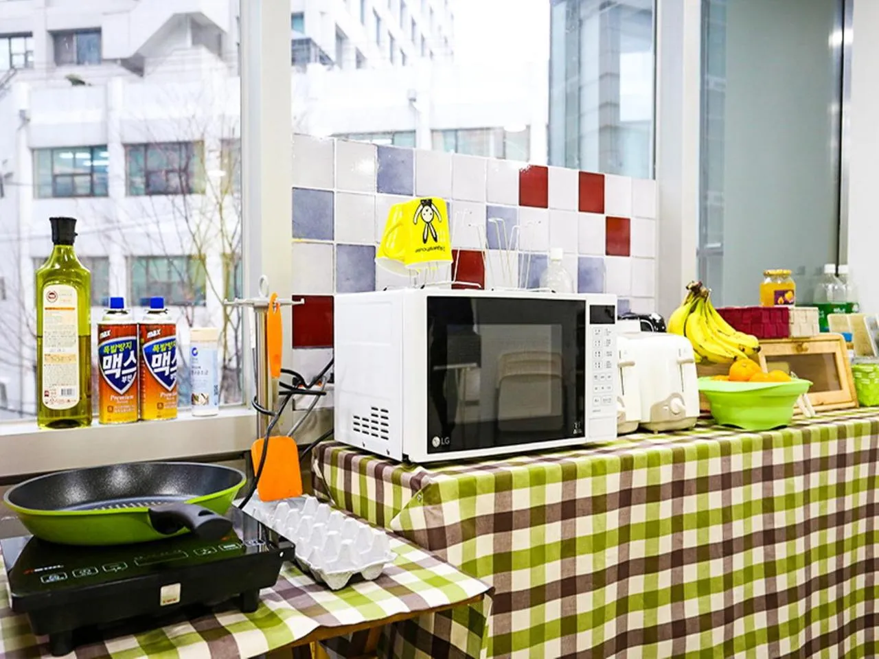Communal kitchen in 24 Guesthouse Seoul City Hall
