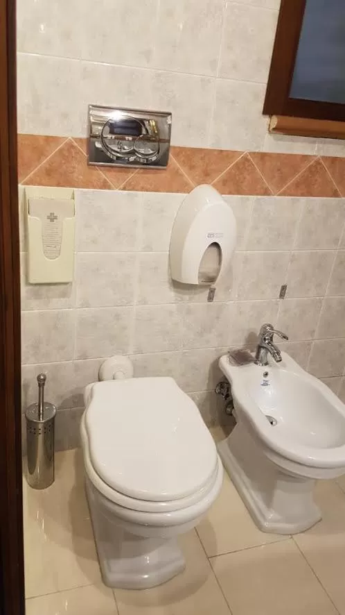 Bathroom in Hotel Sangiuliano 132 centro storico Catania