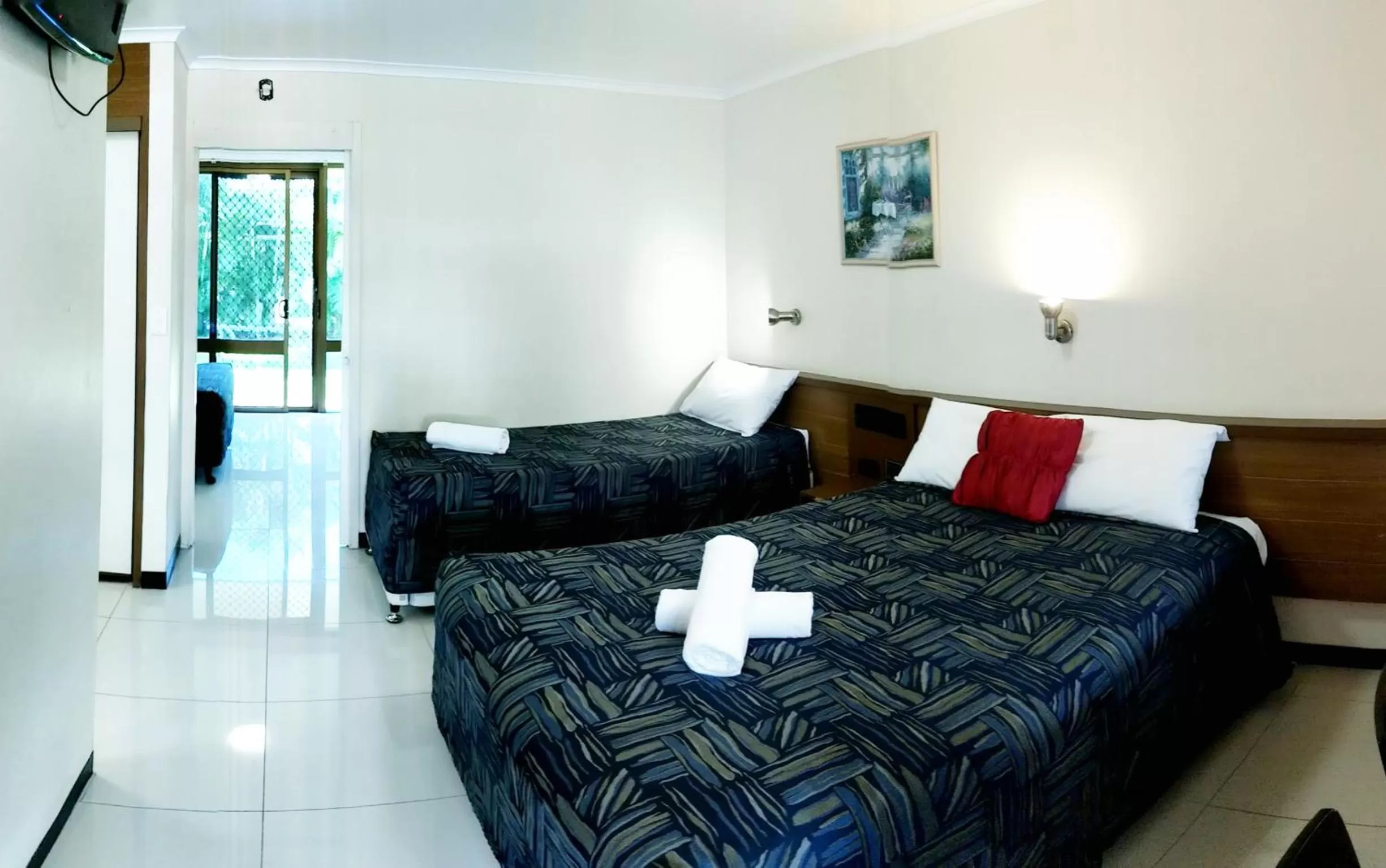 Bedroom, Bed in Miners Lodge Motor Inn