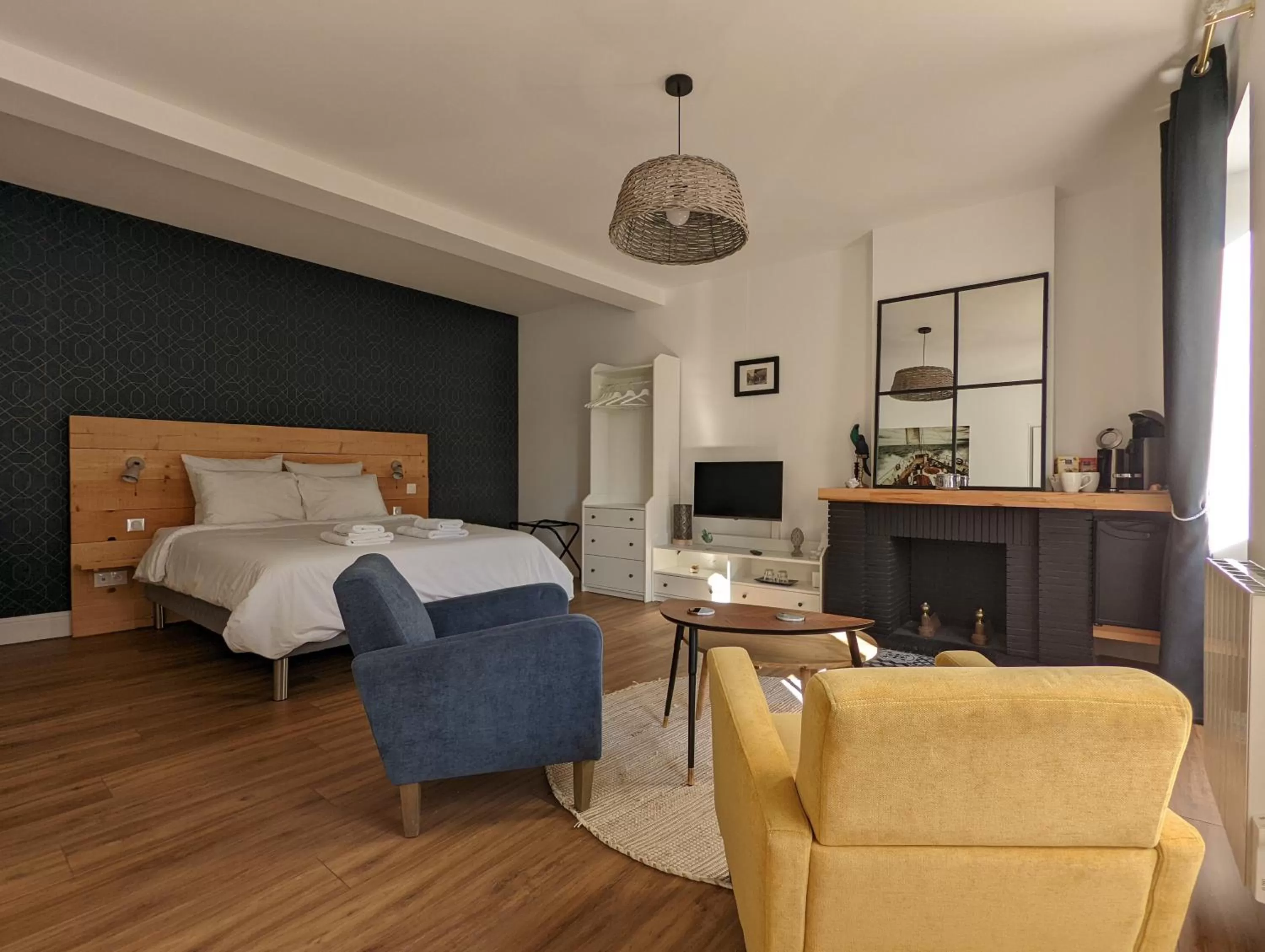 Photo of the whole room, Bed in La Suite Gignac