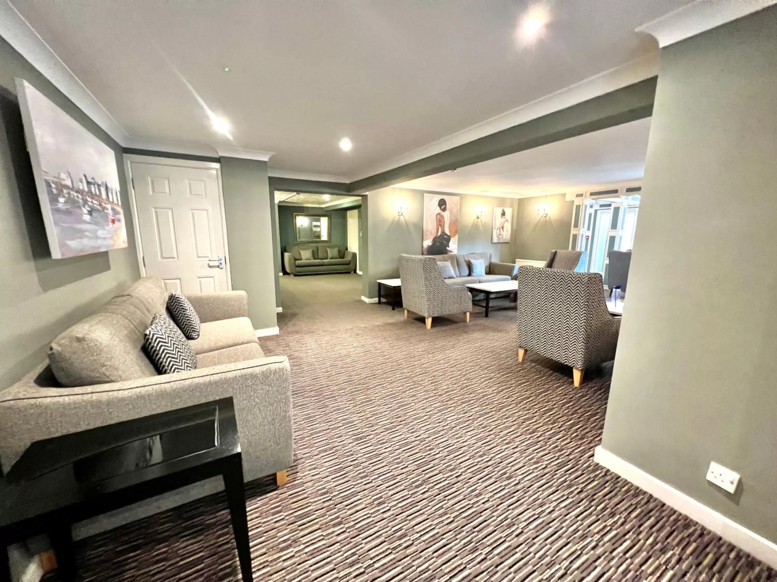 Lounge or bar in South Lawn Hotel