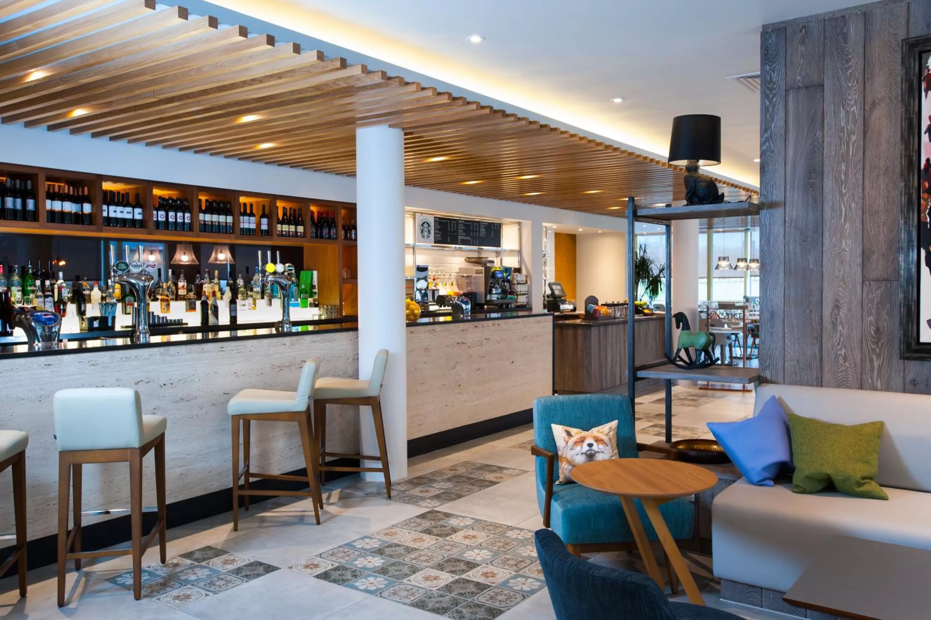 Lounge or bar in Holiday Inn Salisbury - Stonehenge by IHG
