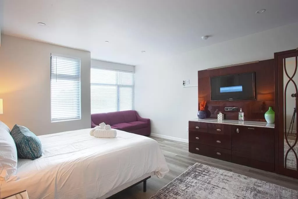 Bed in Luxurious Studio in Heart of San Diego w Cali King