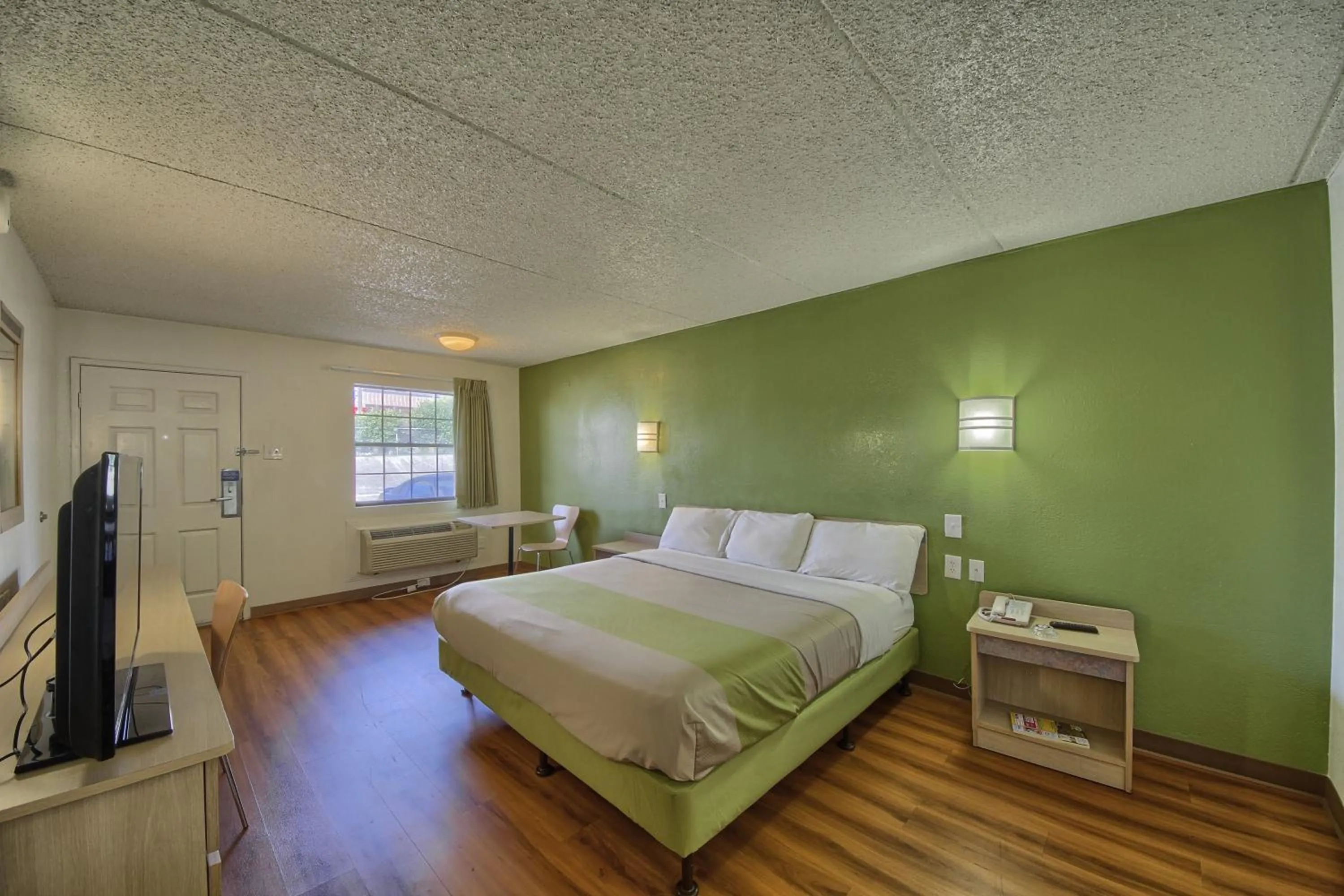Bedroom, Bed in Motel 6-San Antonio, TX - Northwest Medical Center