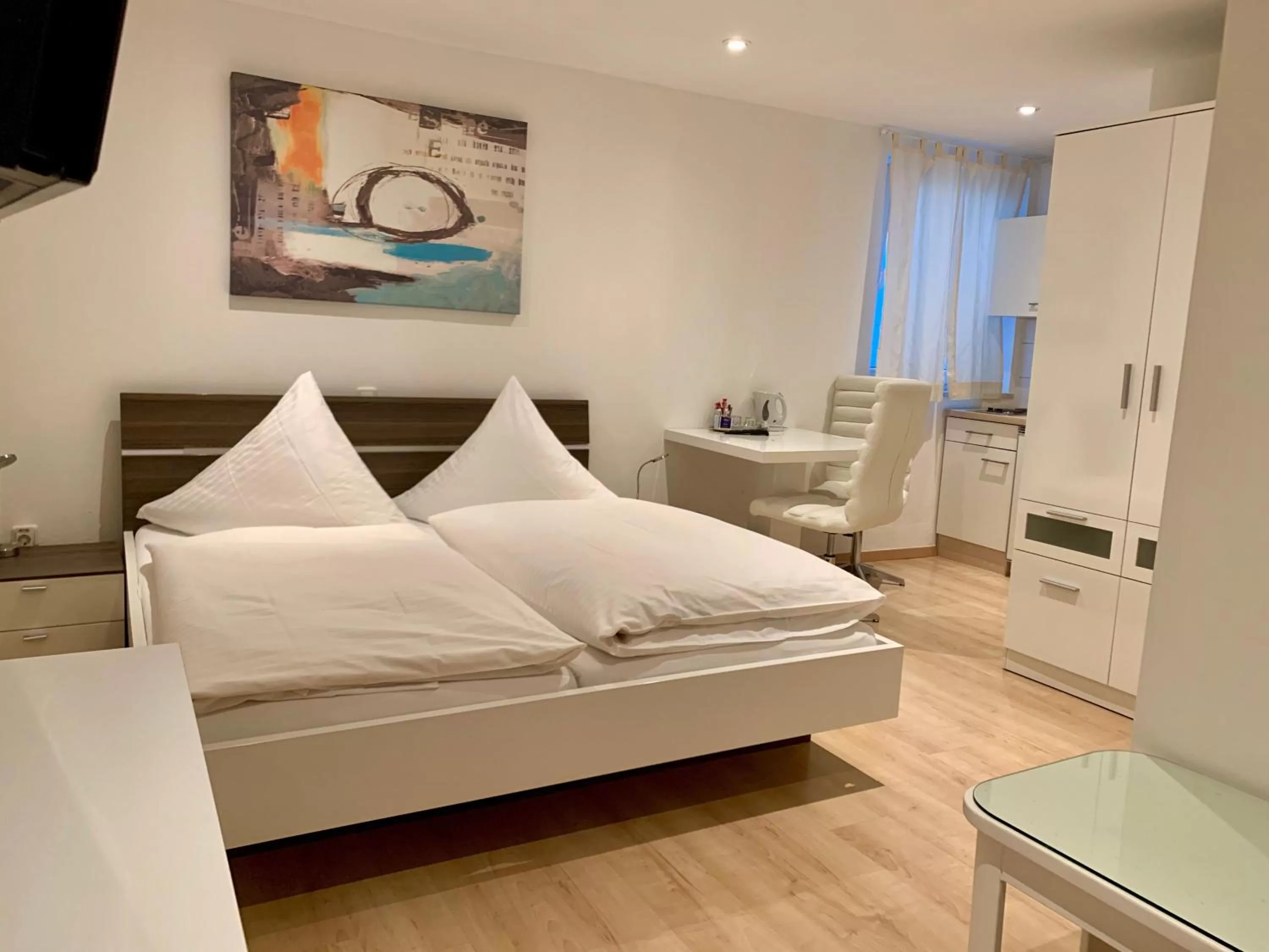 Studio in the basement with kitchen - single occupancy in Marias Inn - Bed & Breakfast