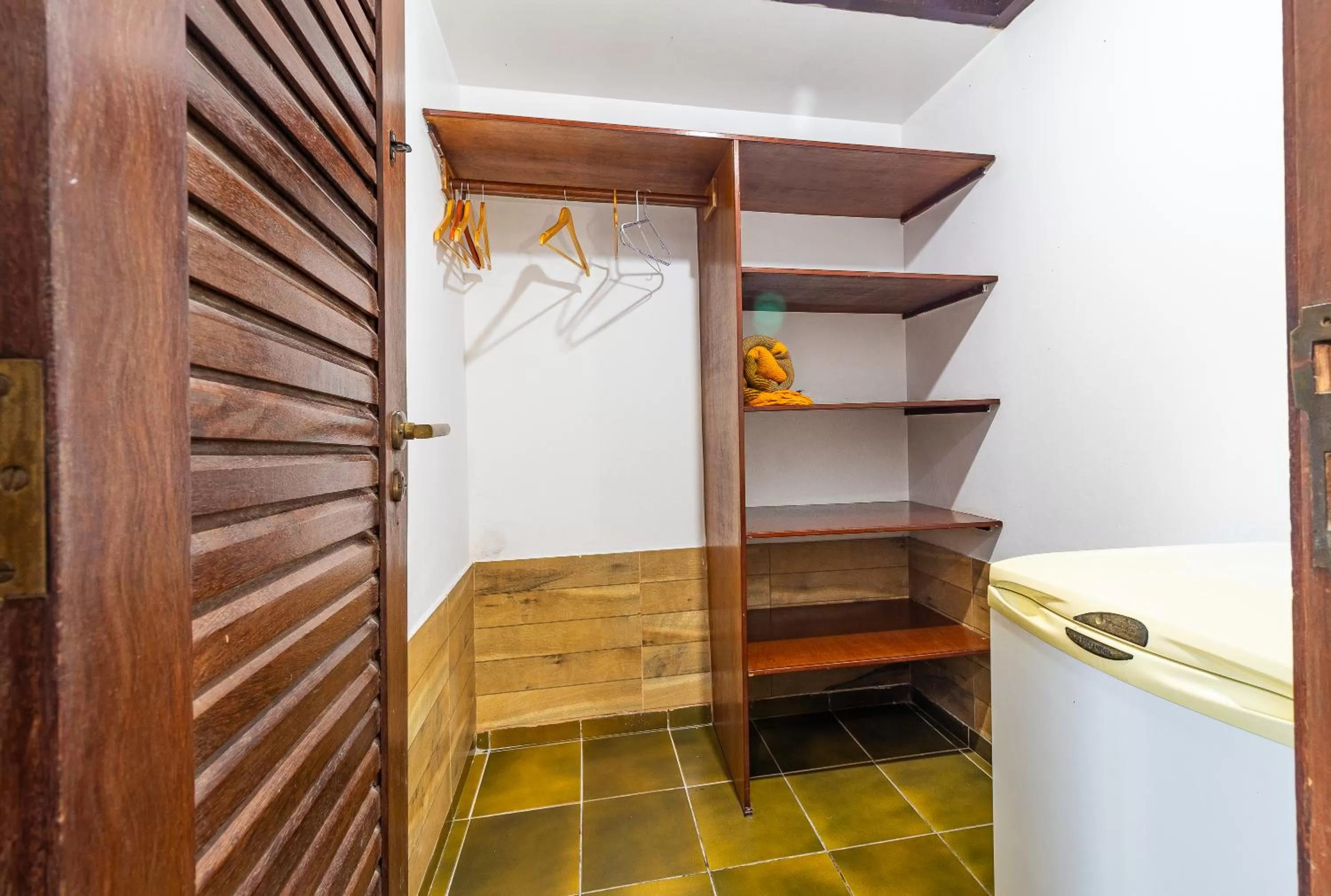 wardrobe in Pousada Casa Amarela
