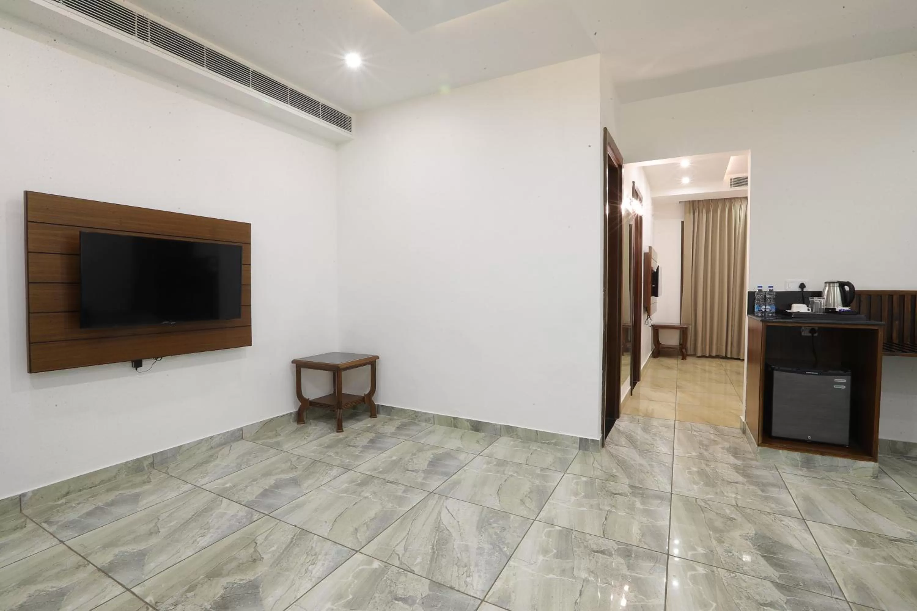 Communal lounge/ TV room in Grand Hotel Nawanshahr