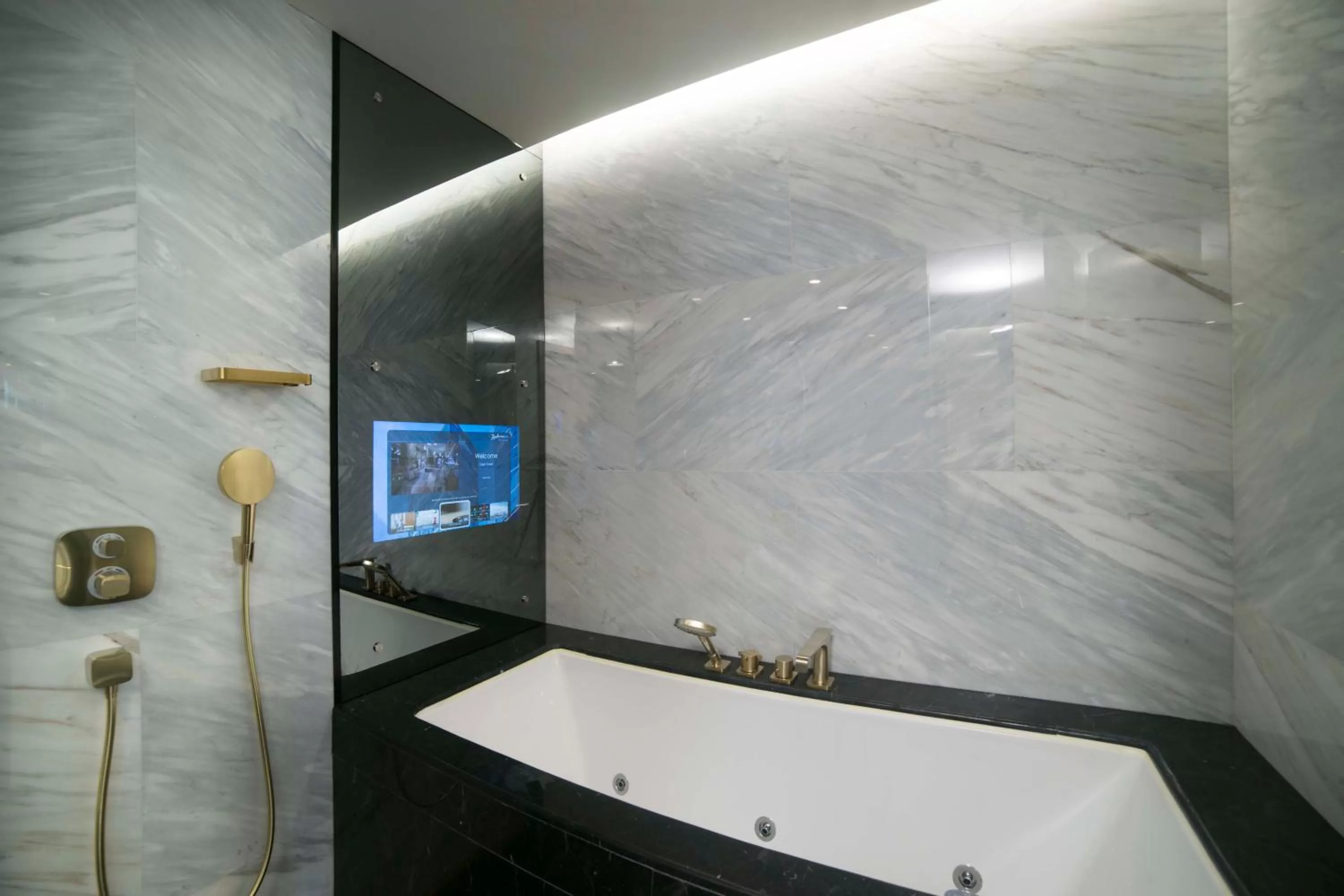 Shower in Radisson Collection Hotel, Vadistanbul