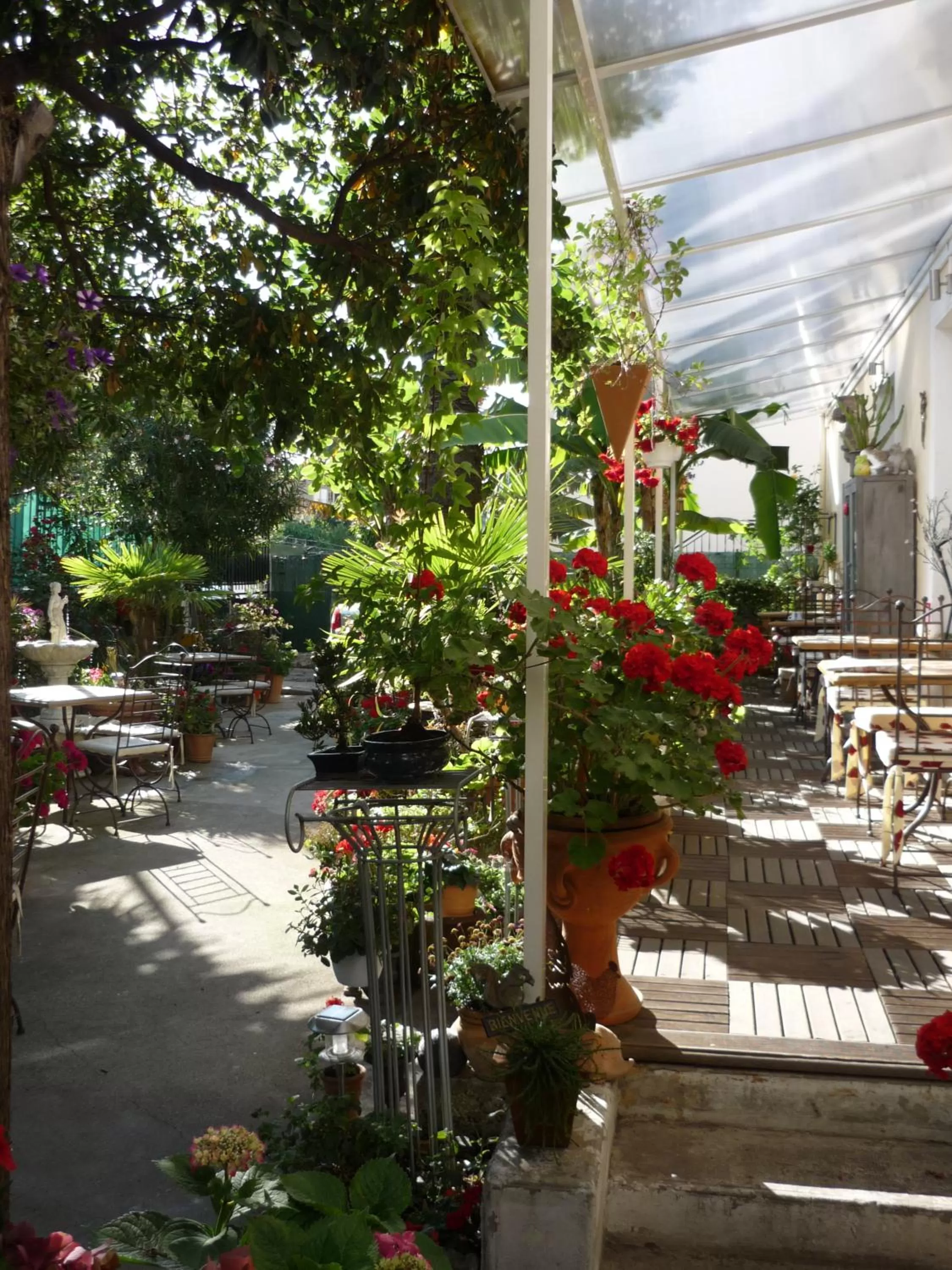 Balcony/Terrace in Logis Hôtel Villa Victorine