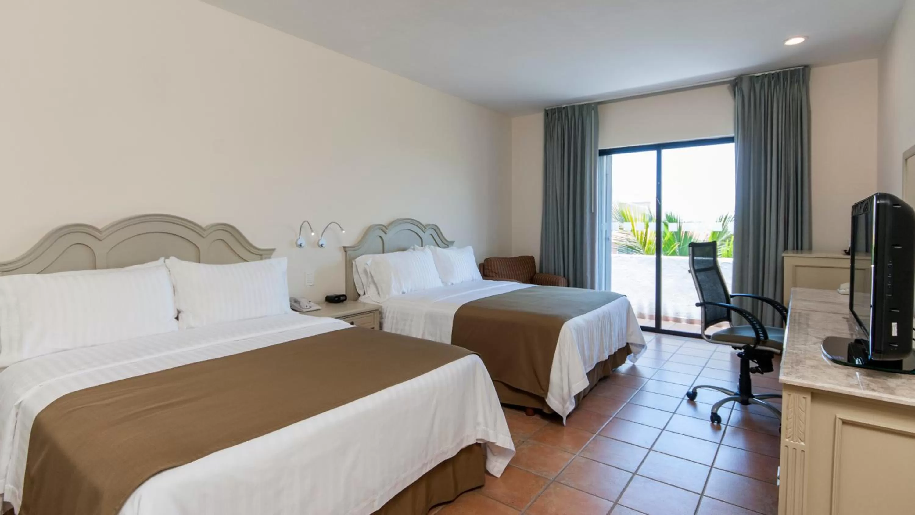 Bed in Holiday Inn Ciudad Del Carmen by IHG