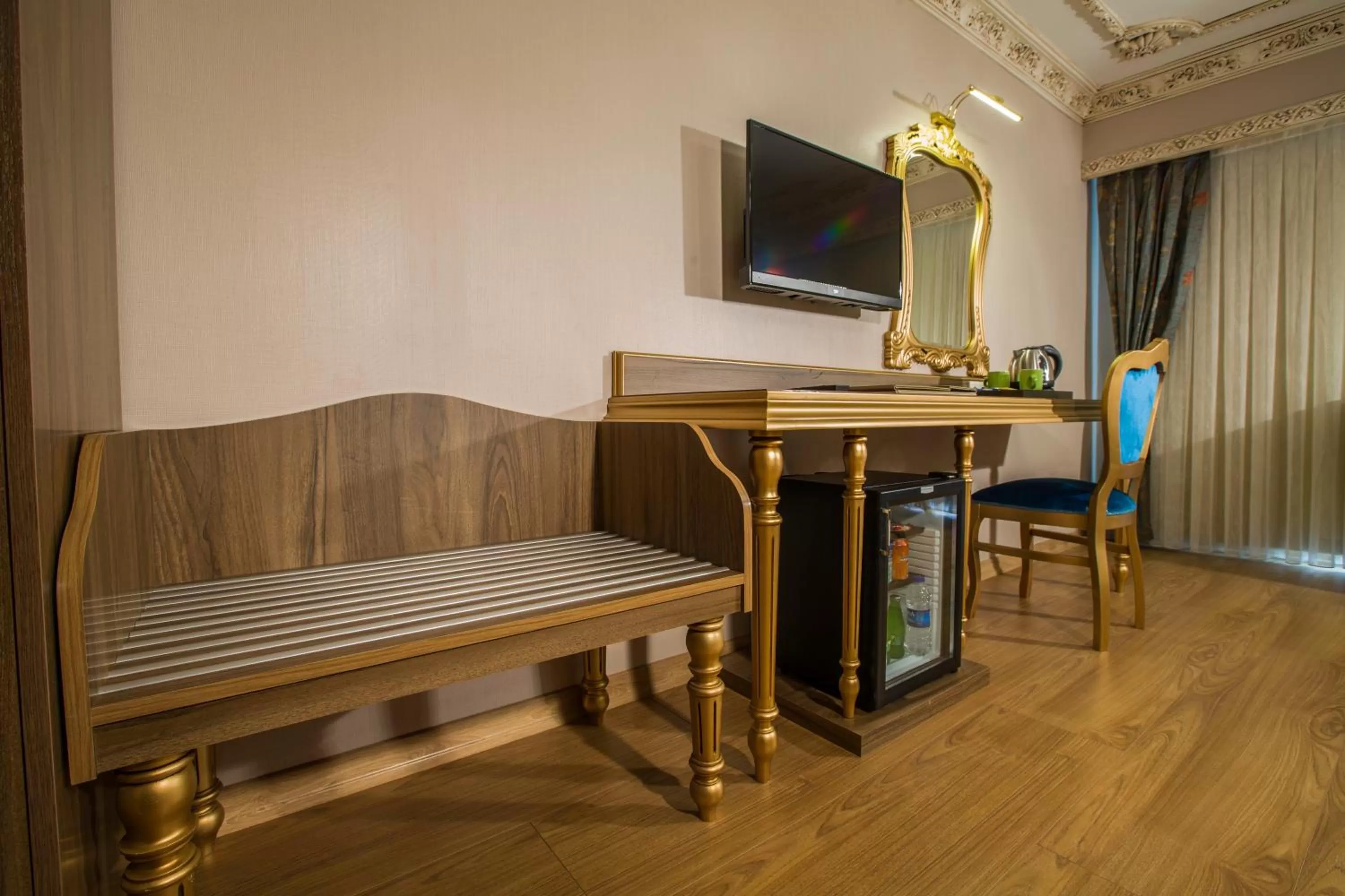 Coffee/tea facilities in Empire Suite Hotel