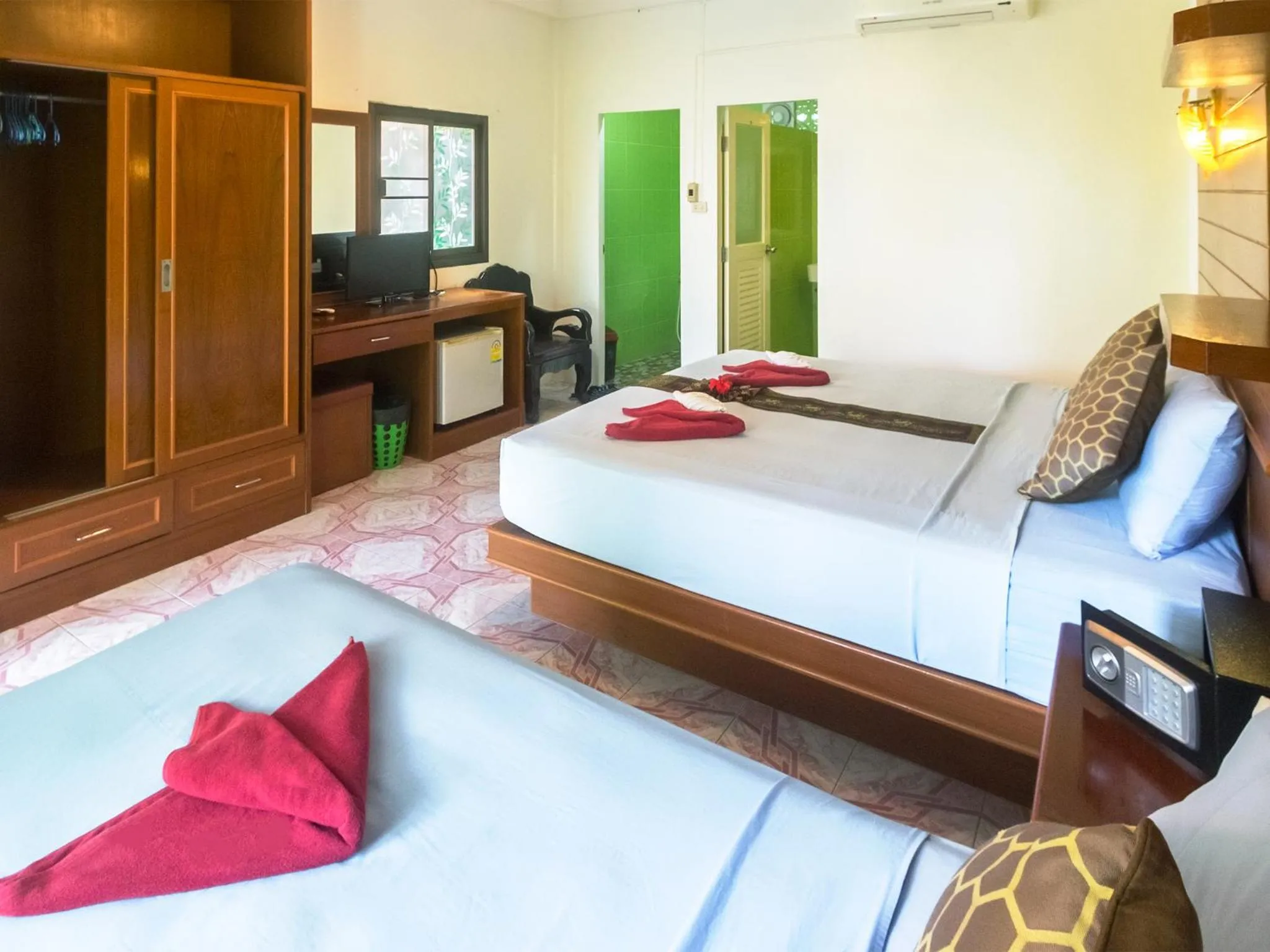 Photo of the whole room, Bed in Lanta Garden Home