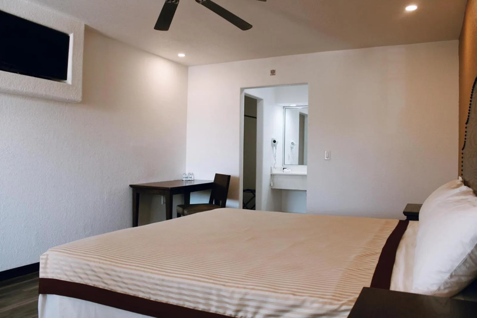 Bedroom, Bed in Estancia Inn