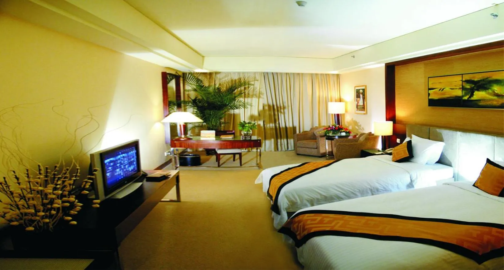 Photo of the whole room, Bed in Dongguan Richwood Garden Hotel