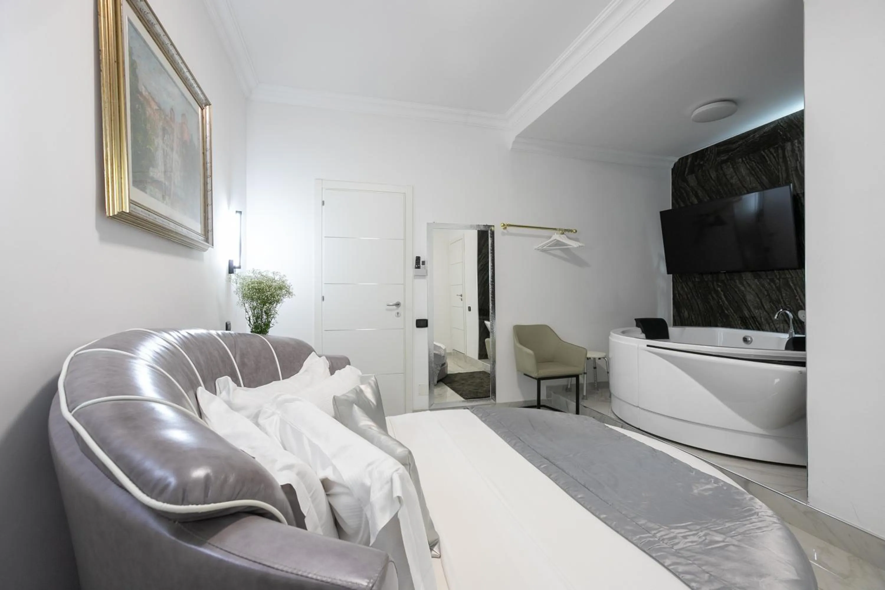 Hot Tub in Gregorio VII Luxury Suites San Damaso