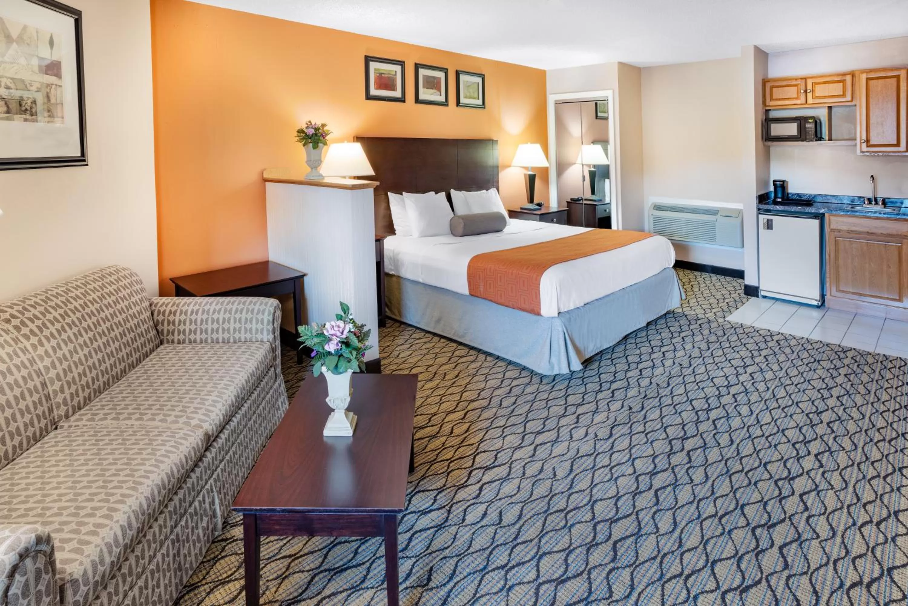 Bed in Howard Johnson by Wyndham Lenox