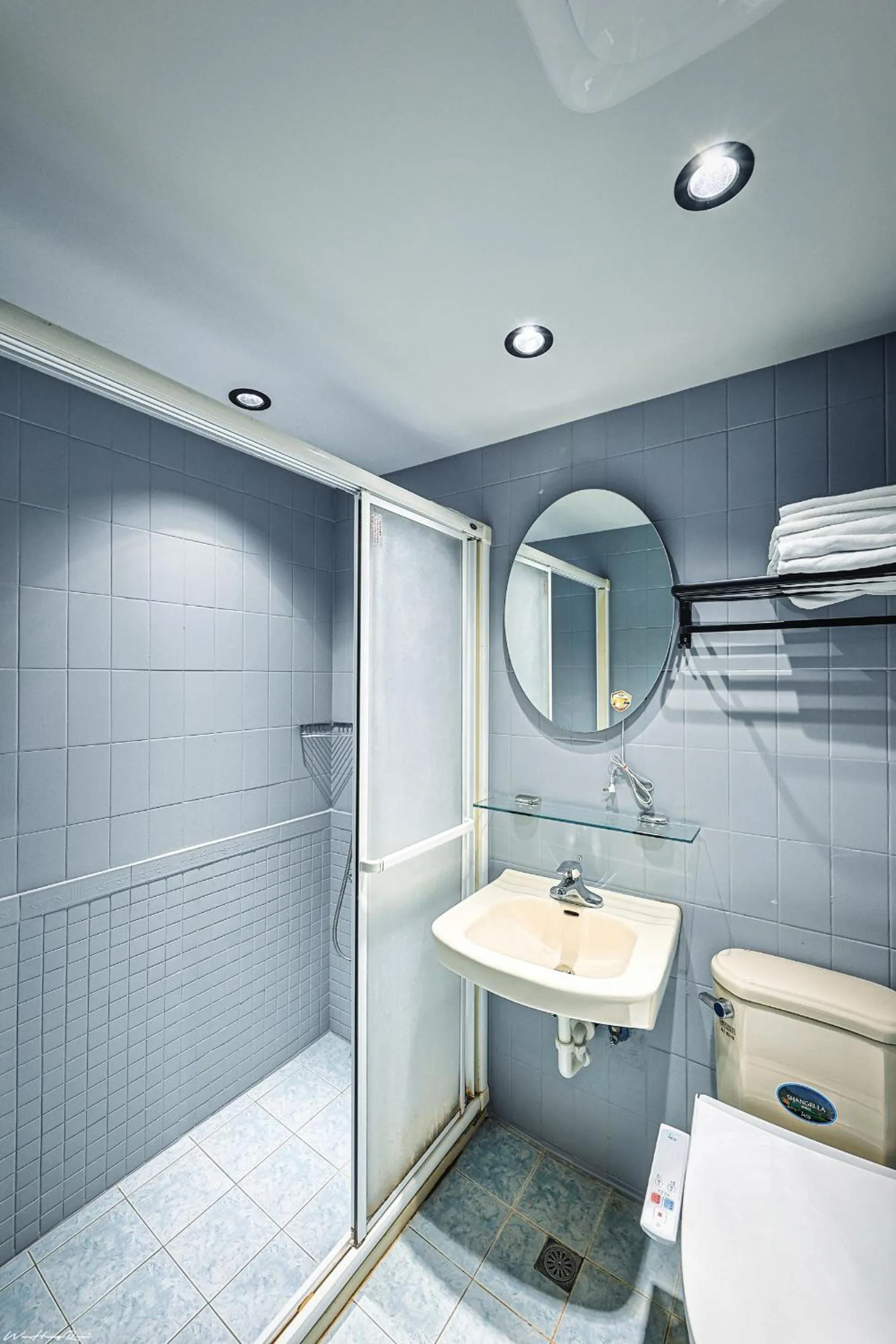 Shower in 亞馨文旅 近東大門夜市 有免費停車場 可自助入住