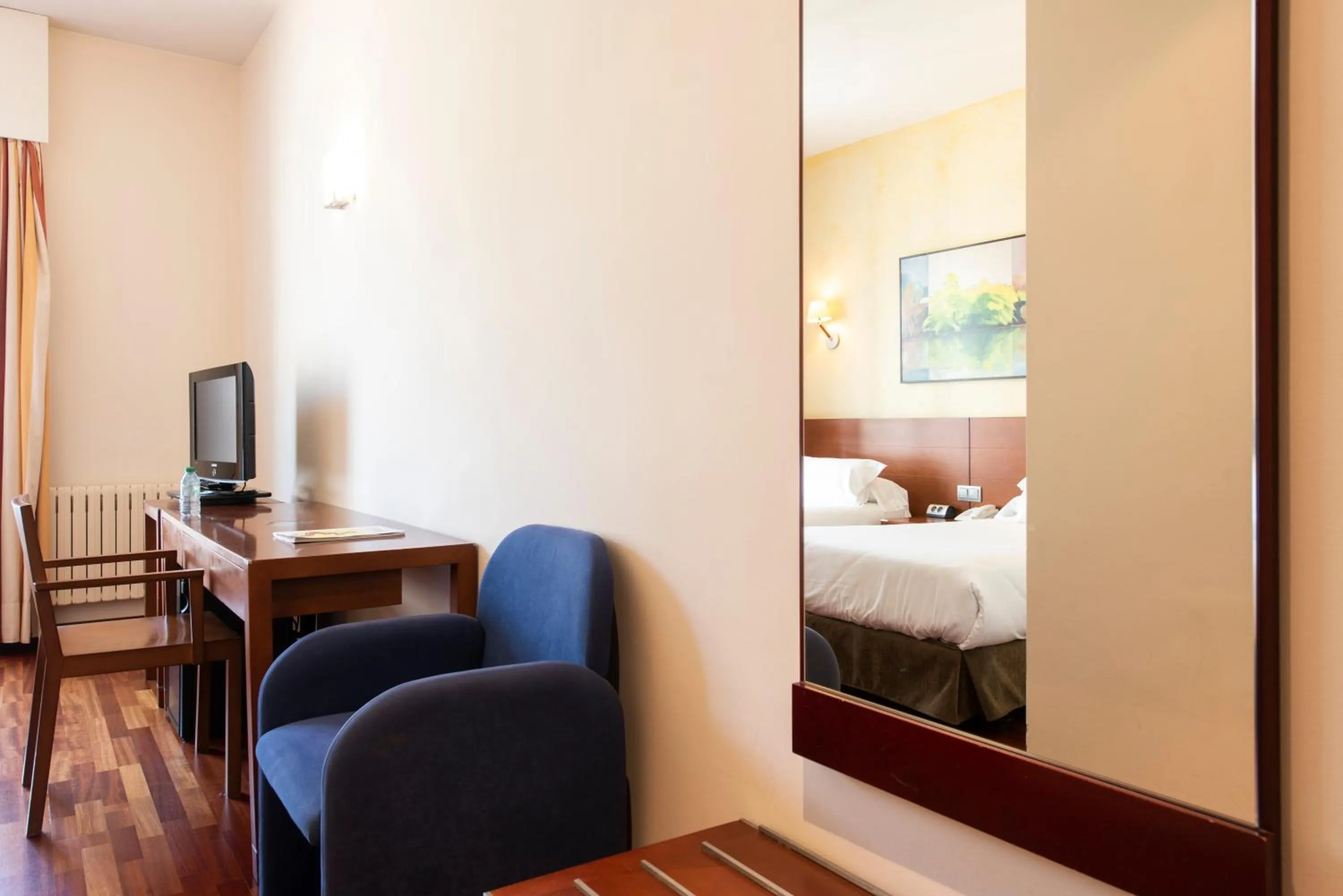 Communal lounge/ TV room, Bed in Hotel America Vigo