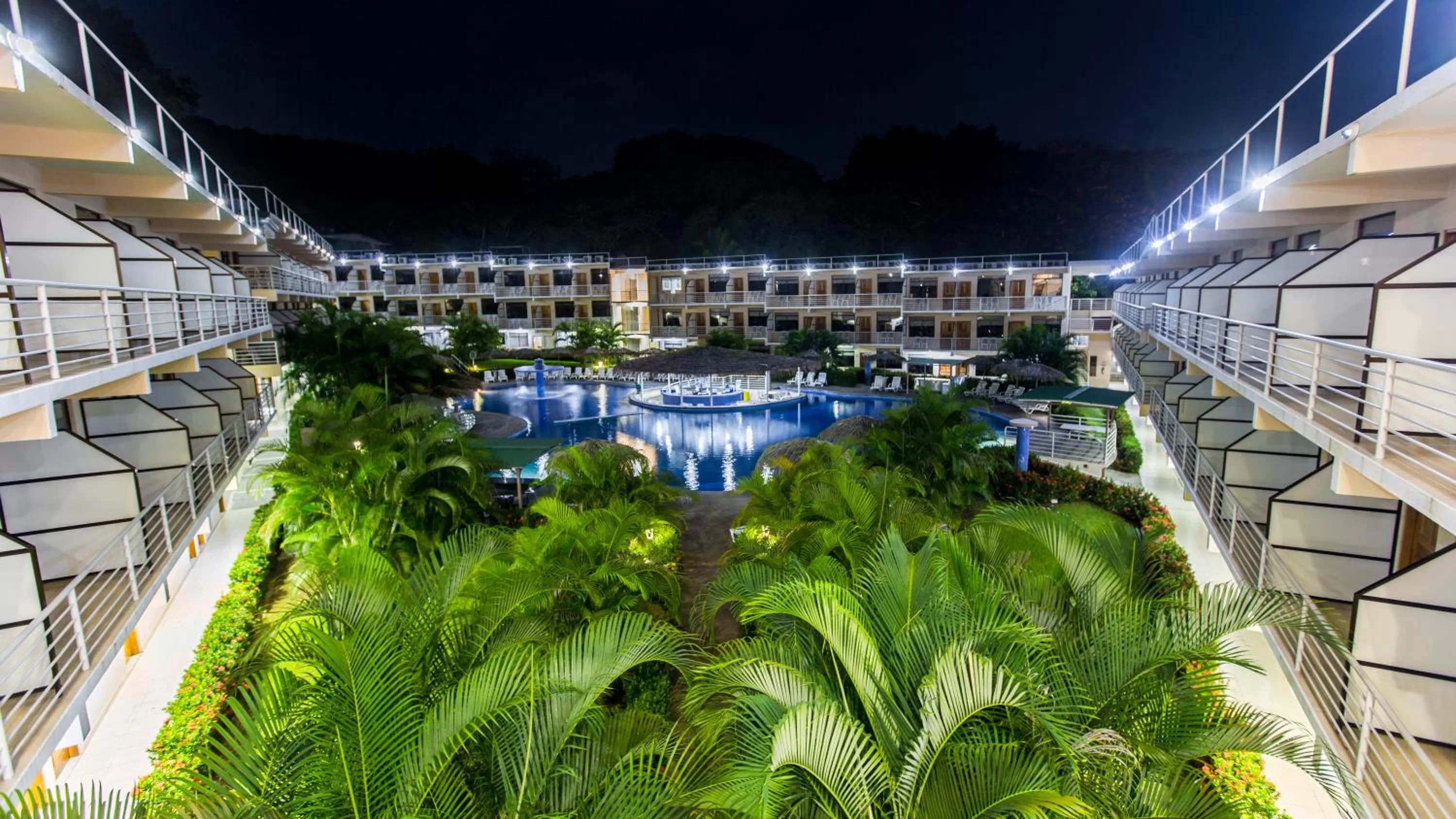 Swimming pool in Hotel Arenas en Punta Leona