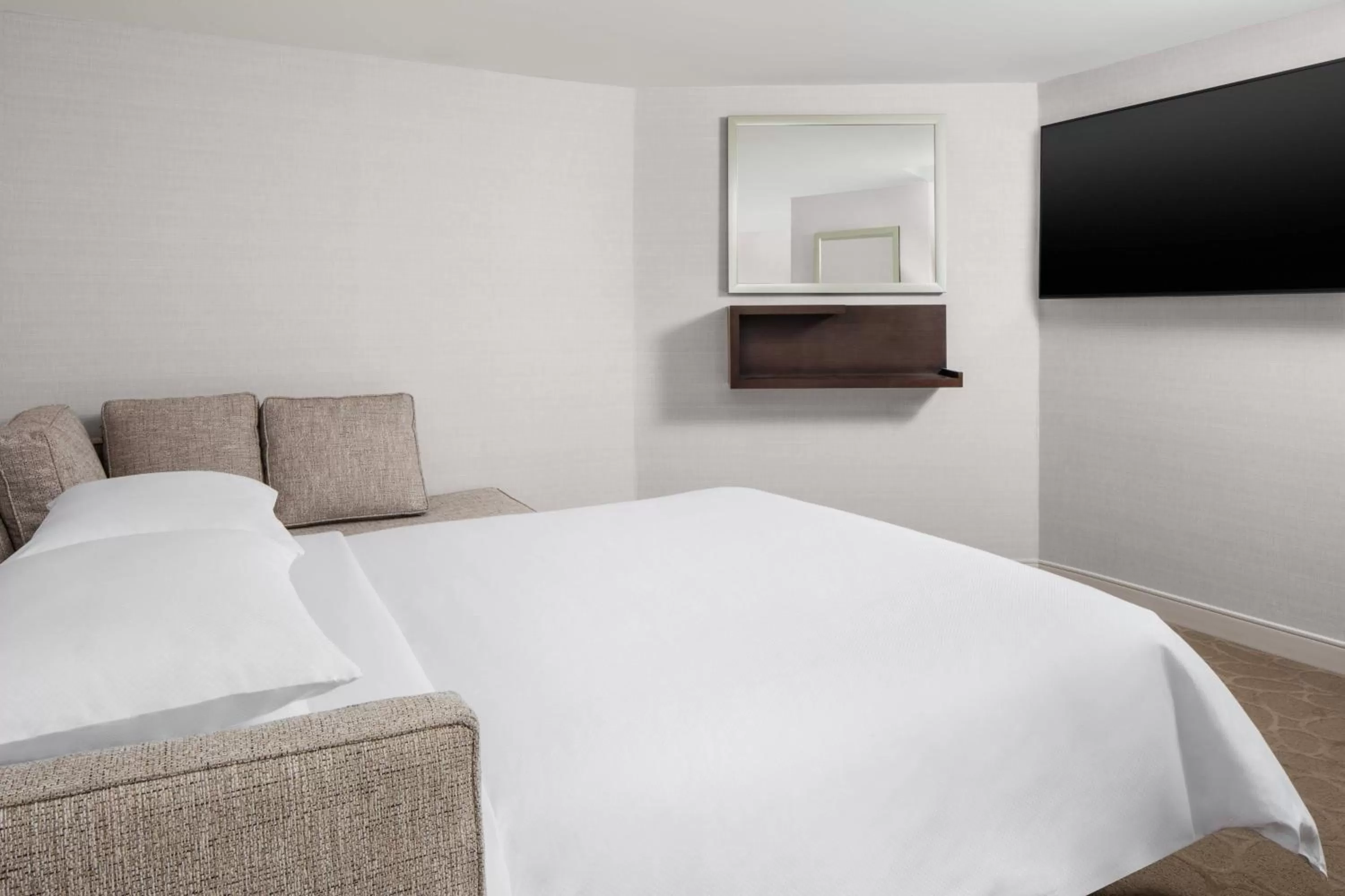 Bedroom, Bed in Delta Hotels by Marriott Philadelphia Airport