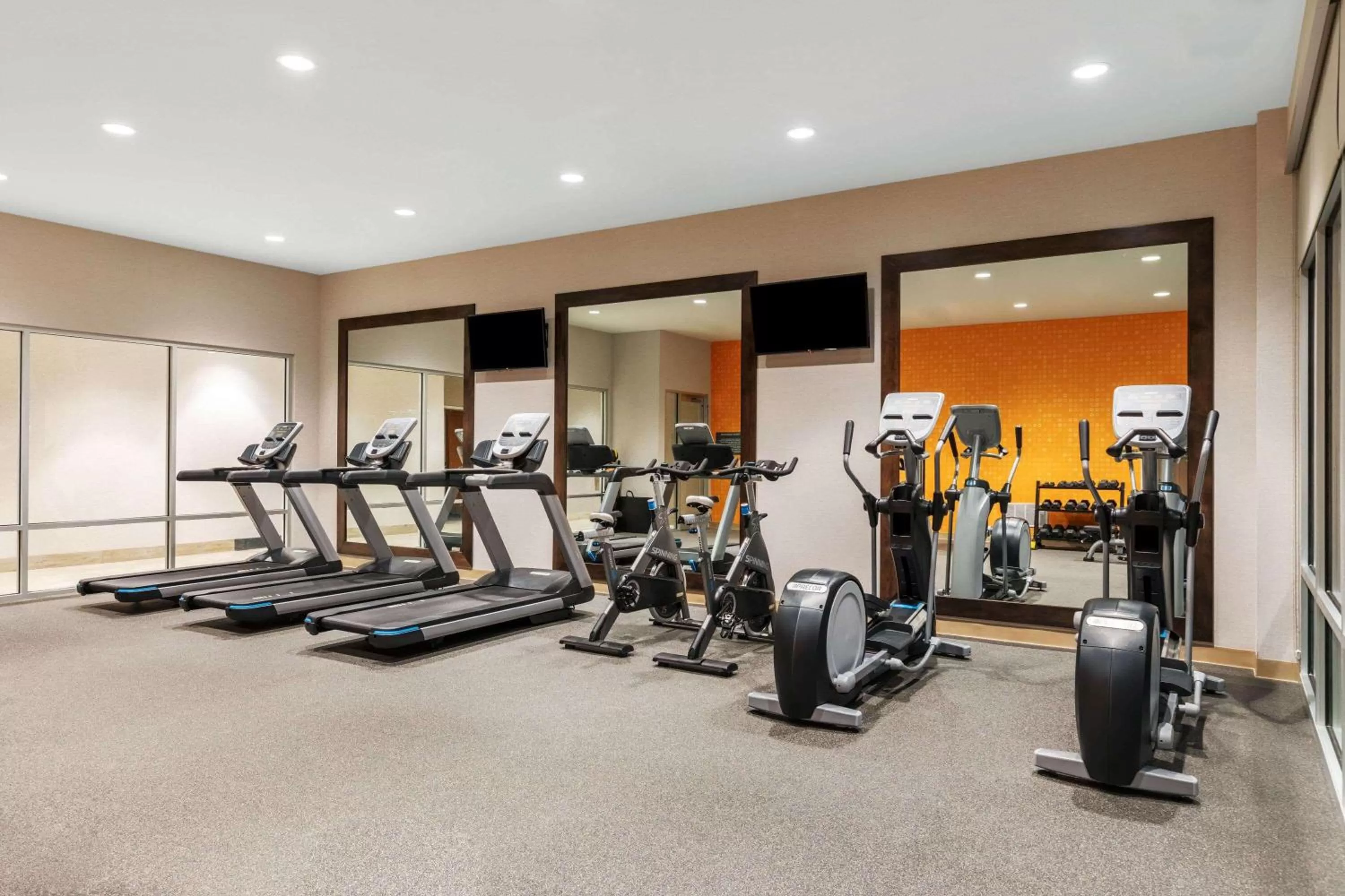 Fitness centre/facilities in La Quinta Inn & Suites by Wyndham Kansas City Beacon Hill