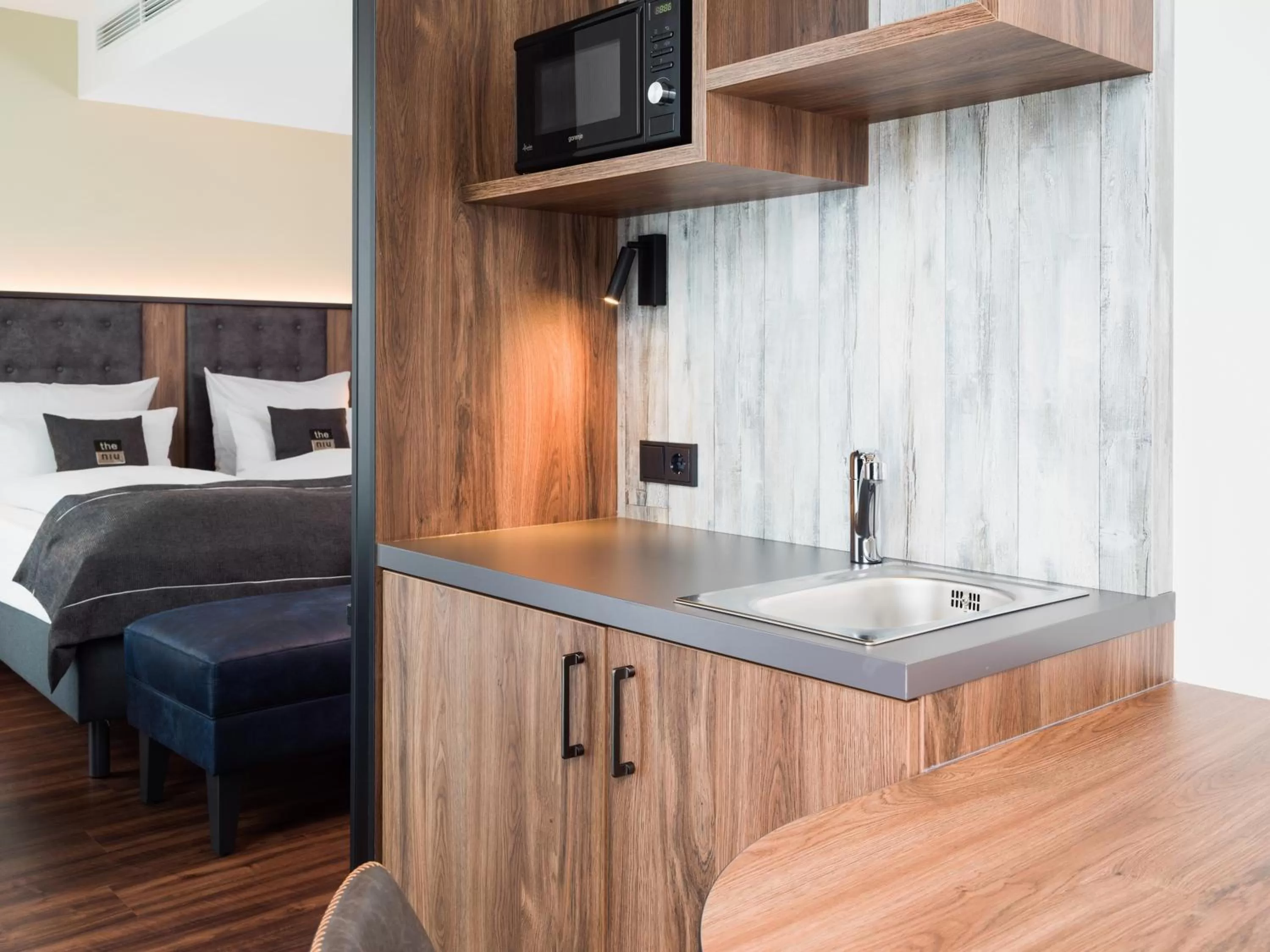 Kitchen or kitchenette, Bed in Holiday Inn - the niu, Saddle Fürth by IHG