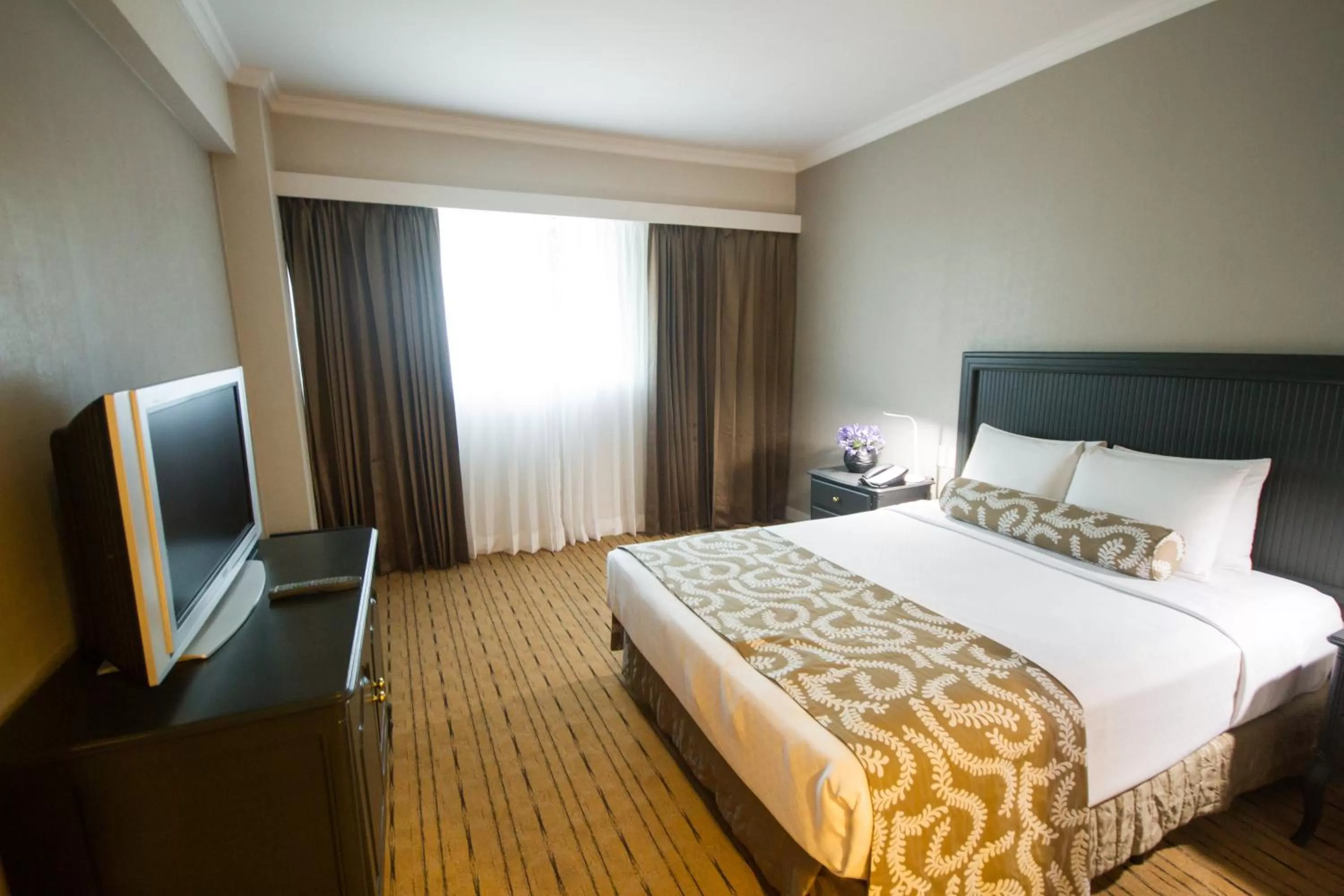 Photo of the whole room, Bed in Crowne Plaza Managua by IHG