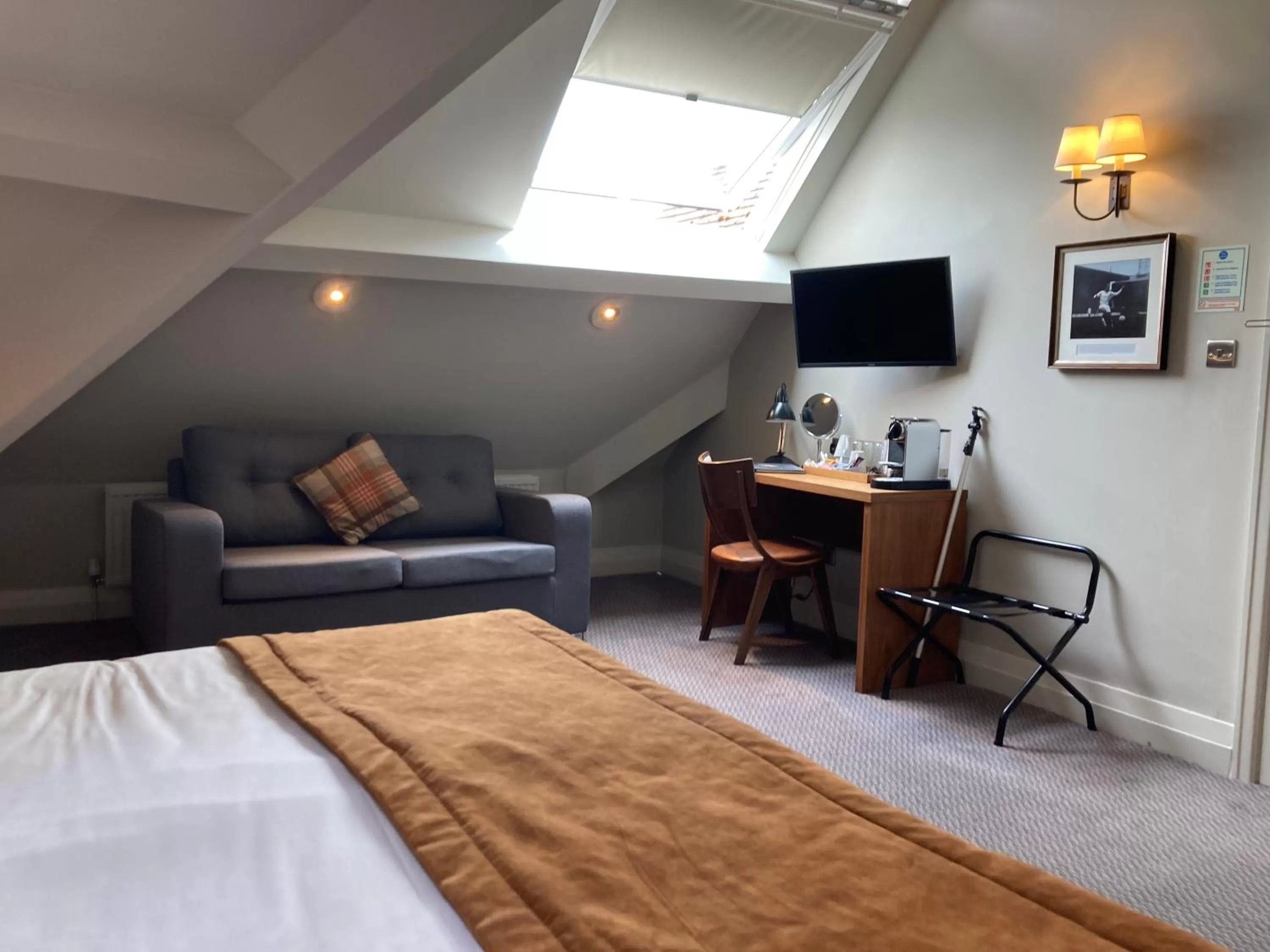 Bedroom, Bed in The Cross-Keys Hotel