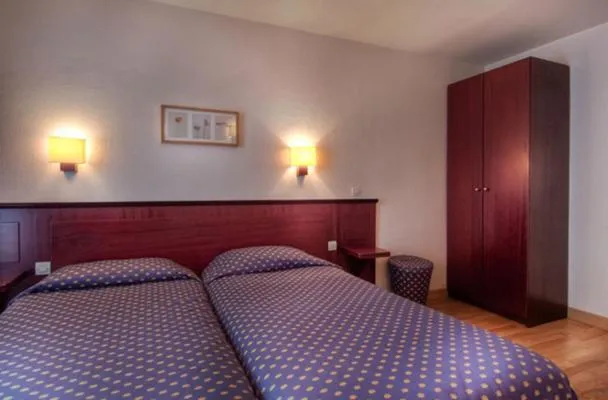 Photo of the whole room, Bed in Hôtel De Paris Opera