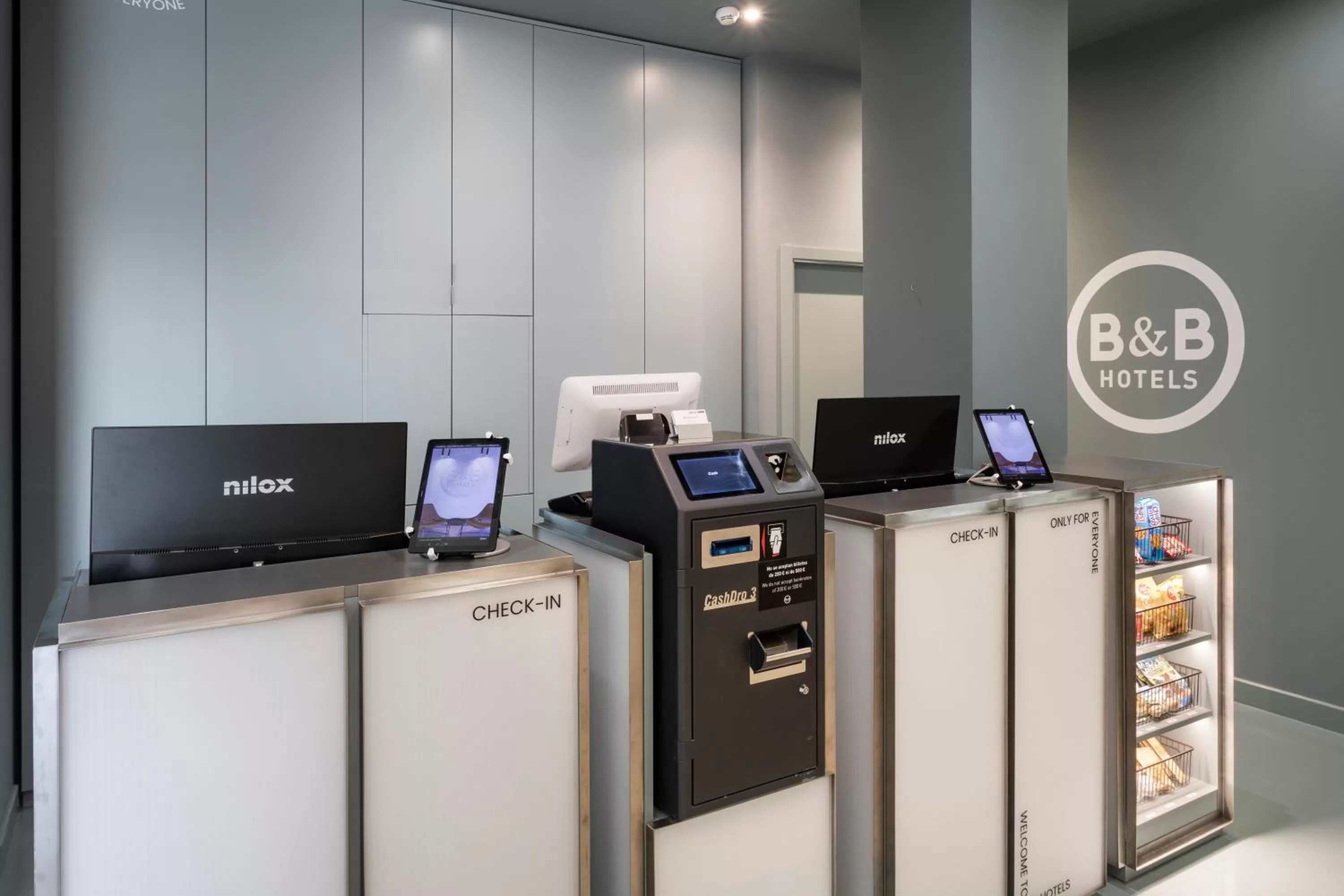 Lobby or reception in B&B HOTEL Elche