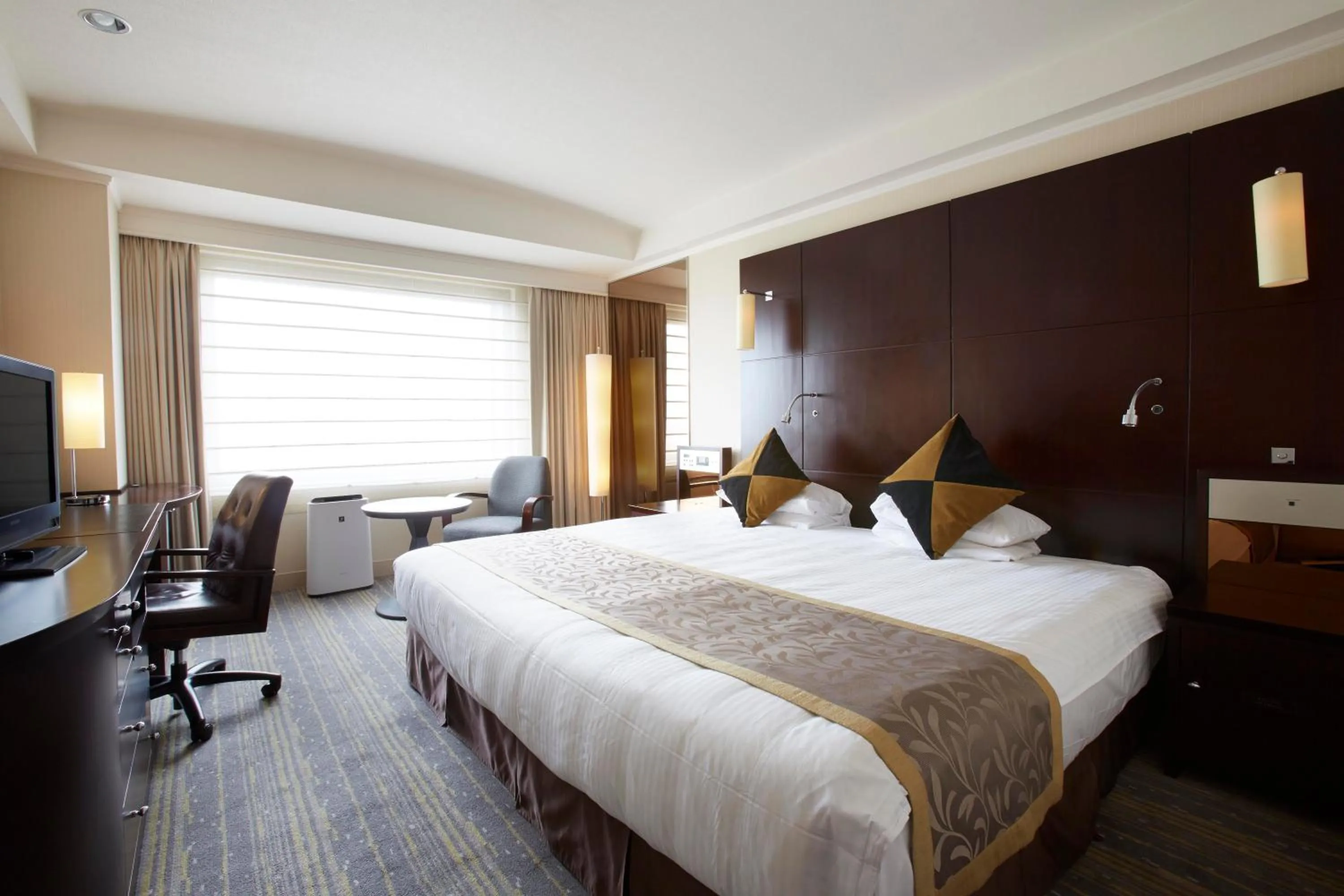 Bedroom, Bed in Royal Park Hotel