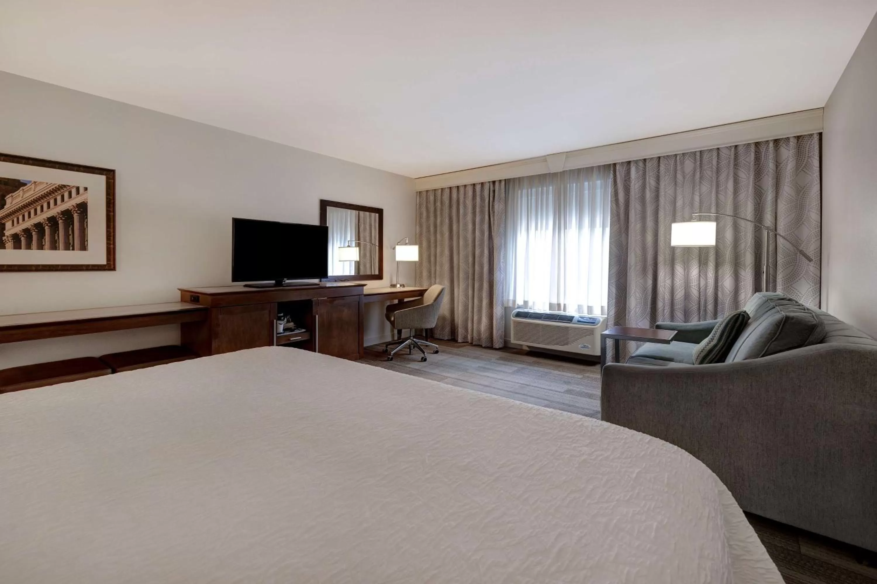 Living room, Bed in Hampton Inn & Suites Milwaukee West