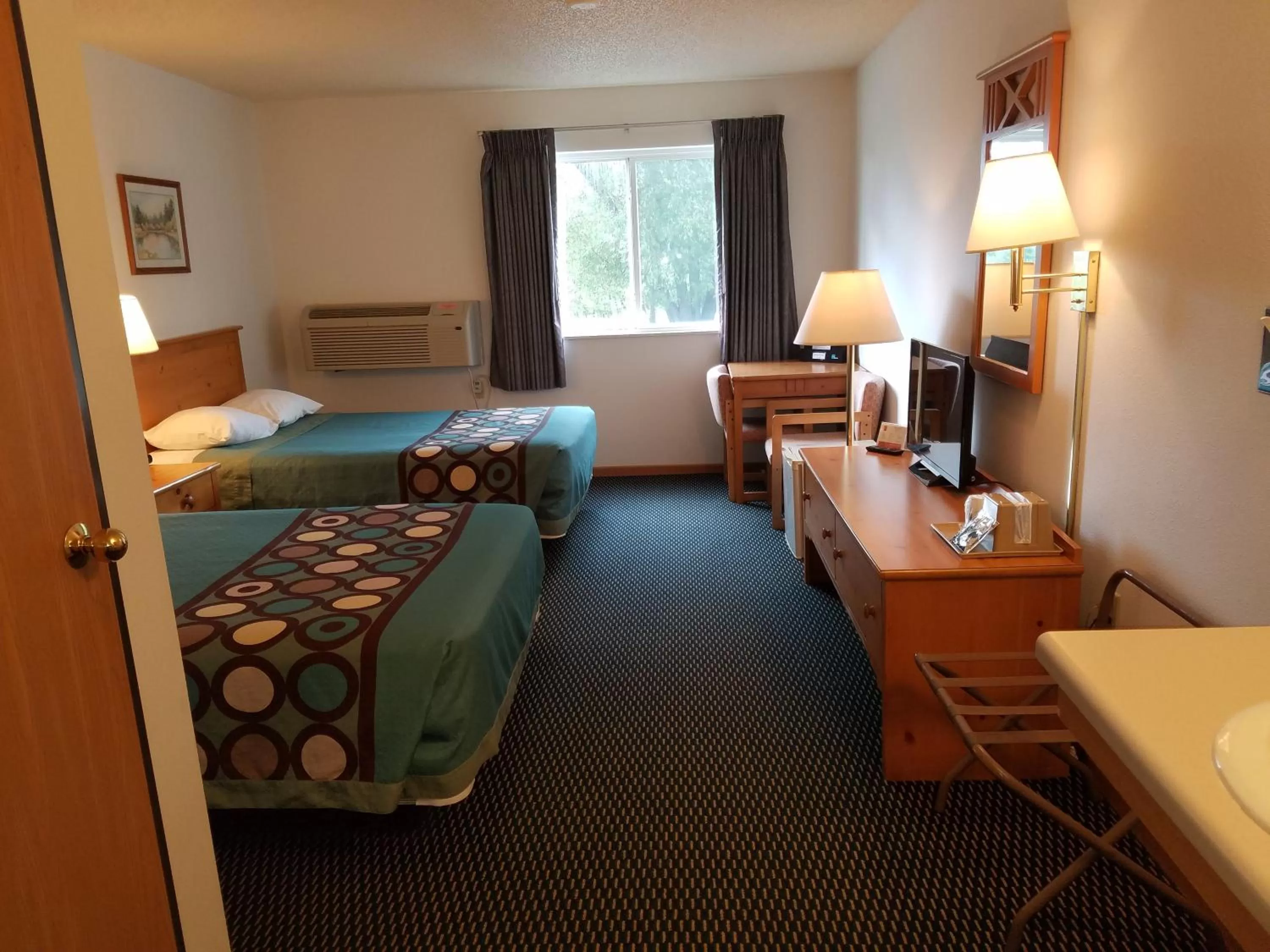 Photo of the whole room, Bed in Super 8 by Wyndham Phillips